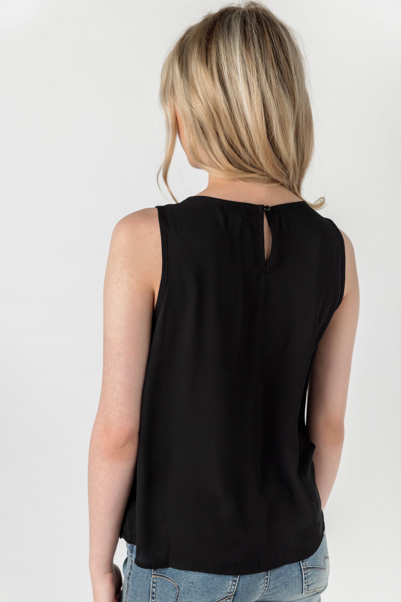 Chemise en crêpe sans manches avec encolure dégagée