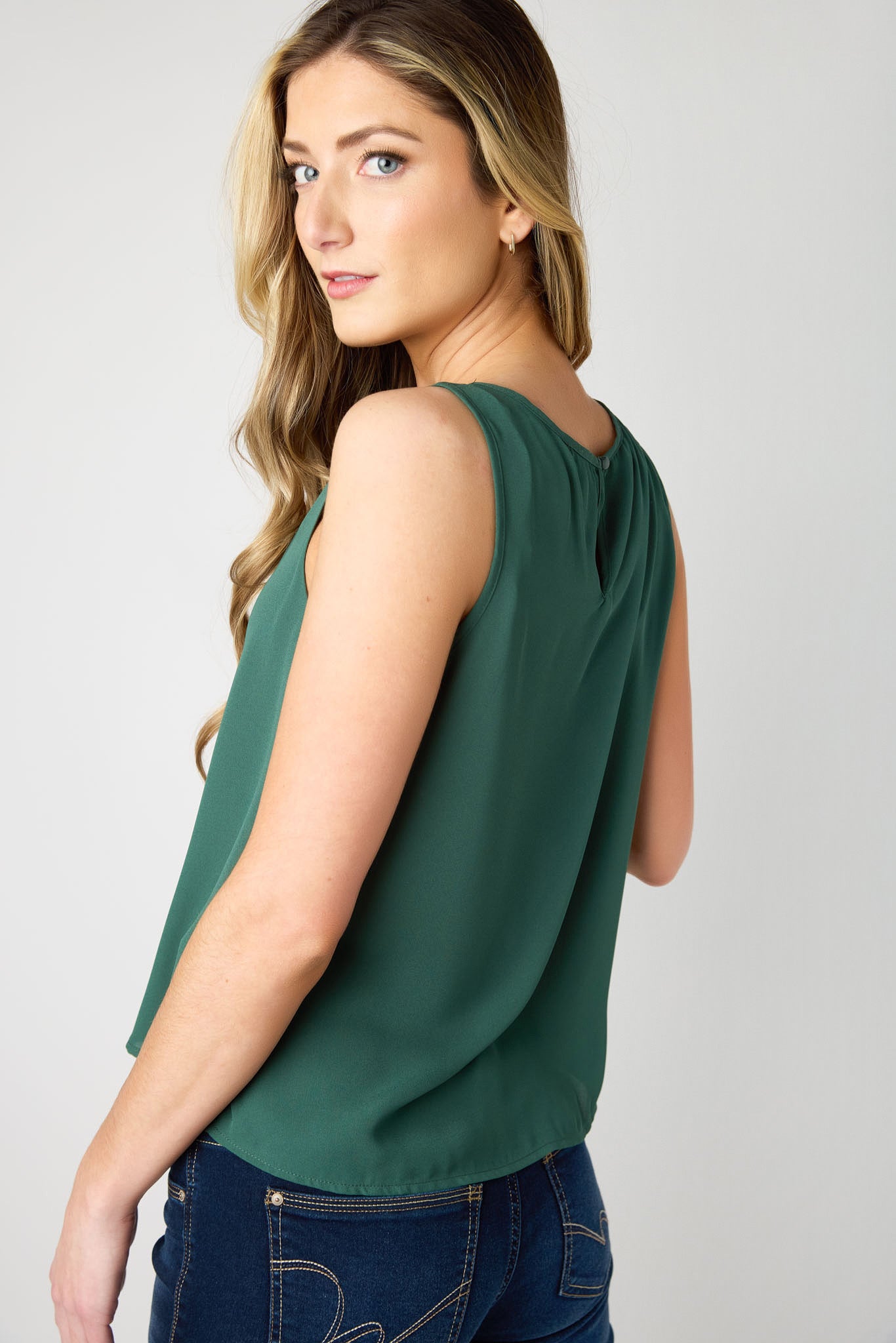 Chemise en crêpe sans manches avec encolure dégagée