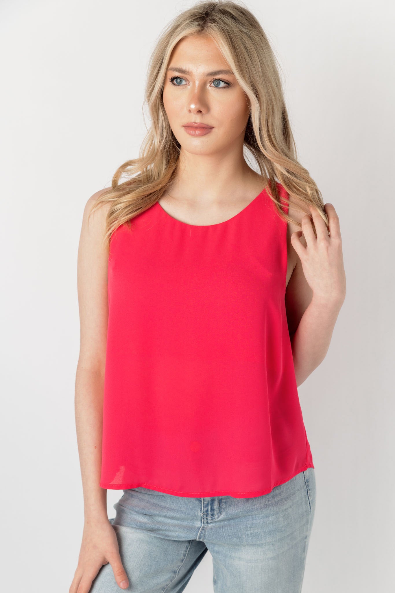 Chemise en crêpe sans manches avec encolure dégagée