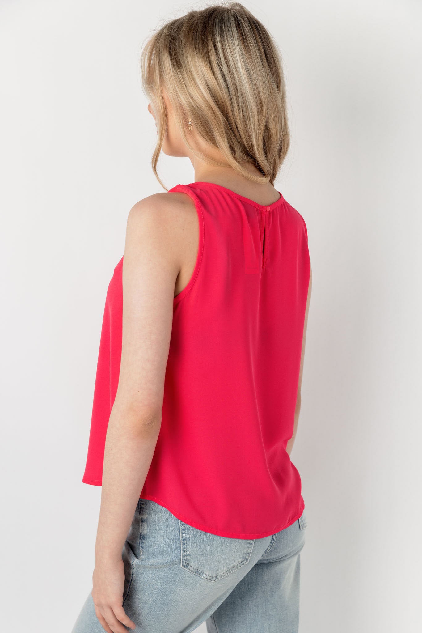 Chemise en crêpe sans manches avec encolure dégagée