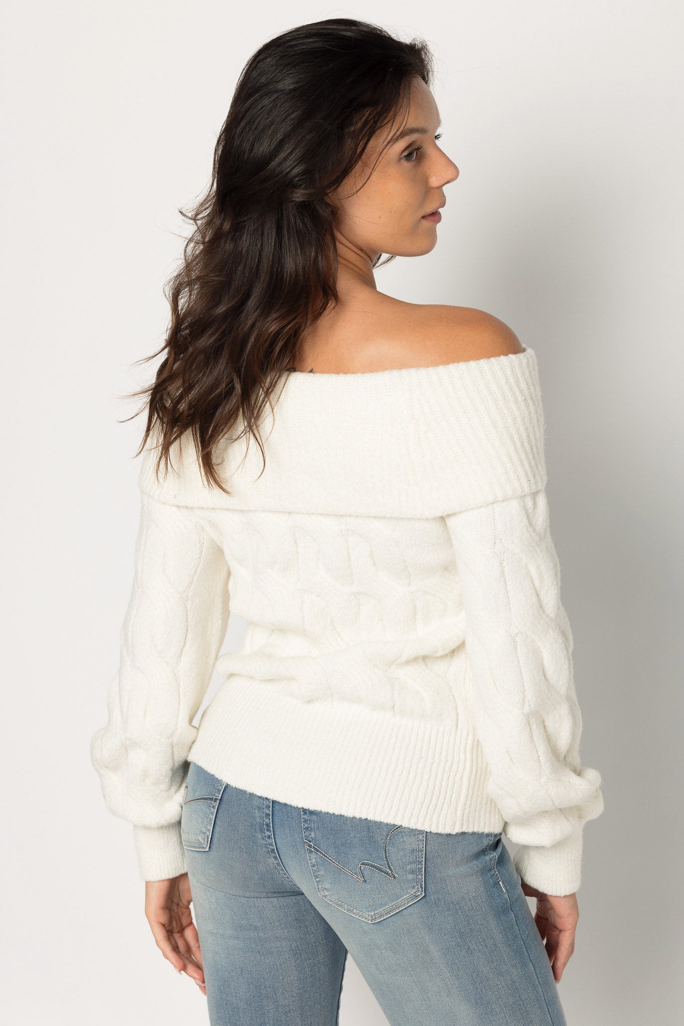Chandail tricot torsadé aux épaules découvertes