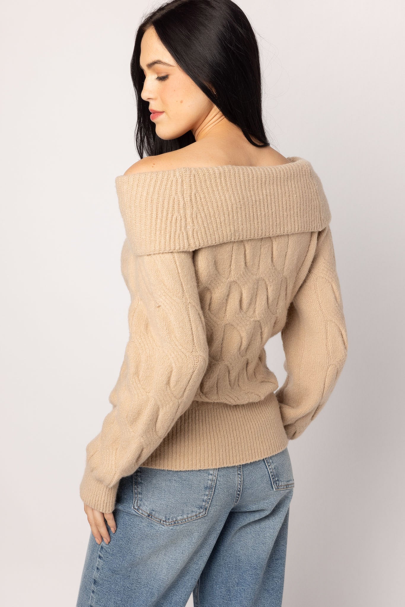 Chandail tricot torsadé aux épaules découvertes