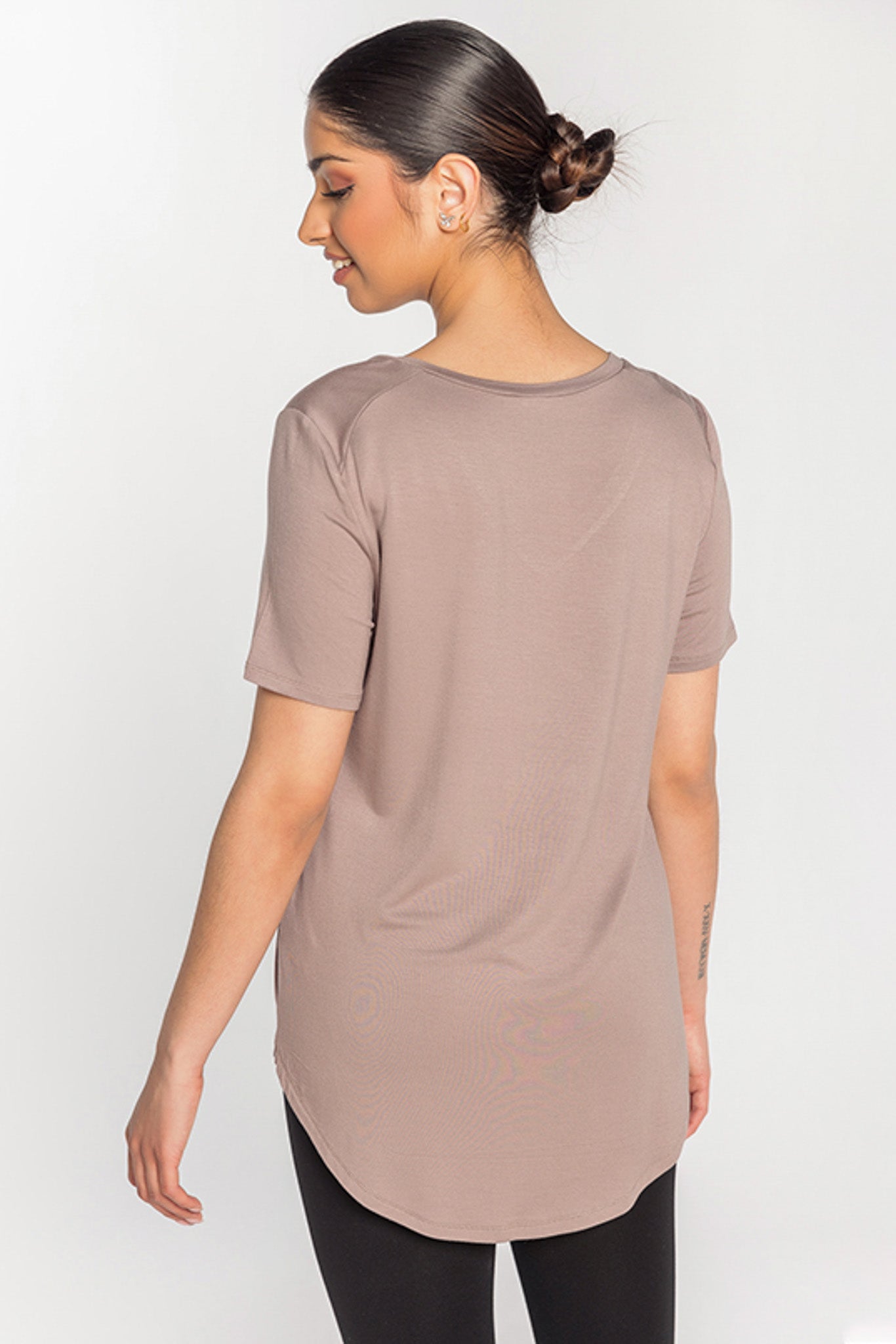 T-shirt manches courtes col en V ourlet queue-de-pie