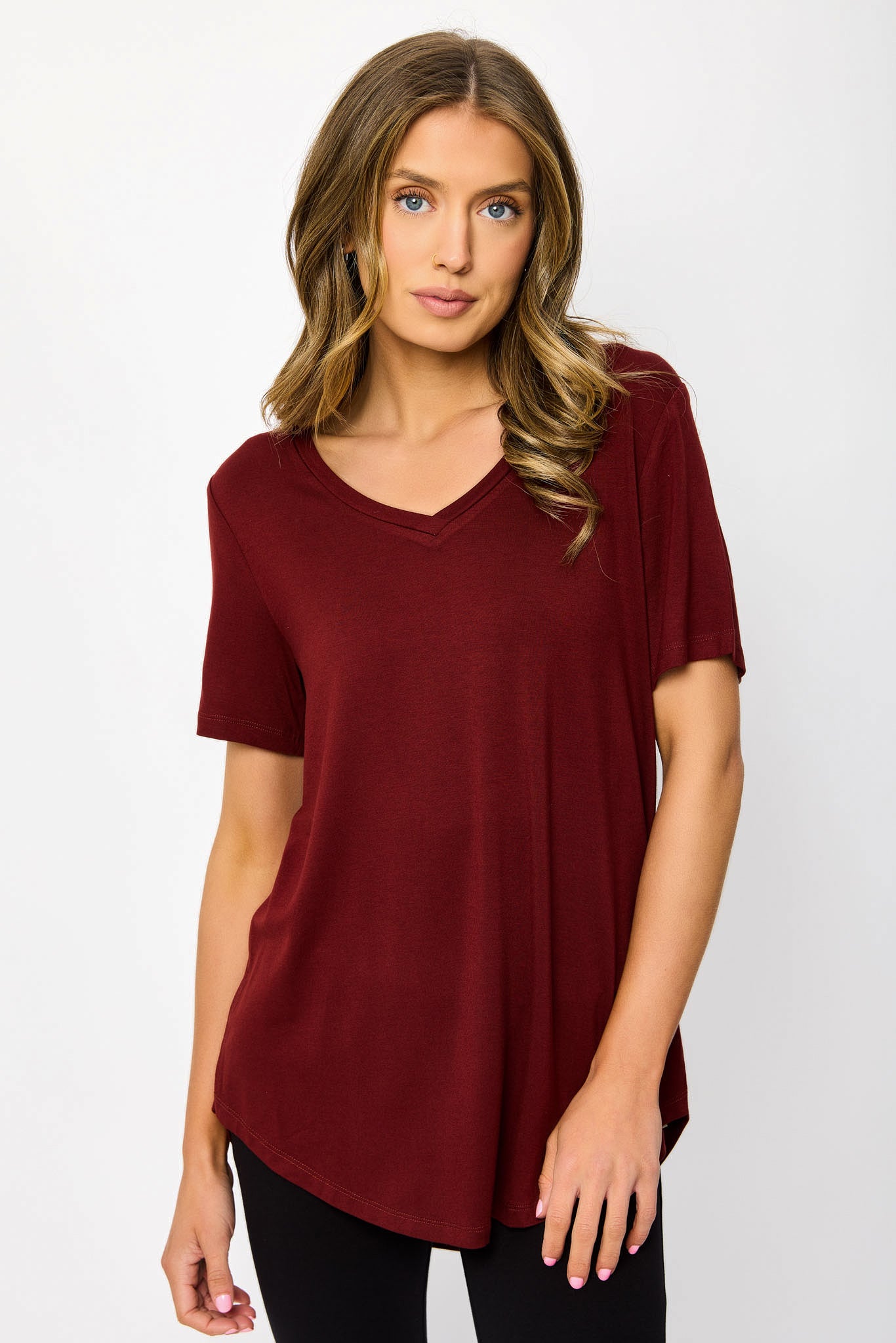 T-shirt avec manches courtes col en V ourlet queue-de-pie