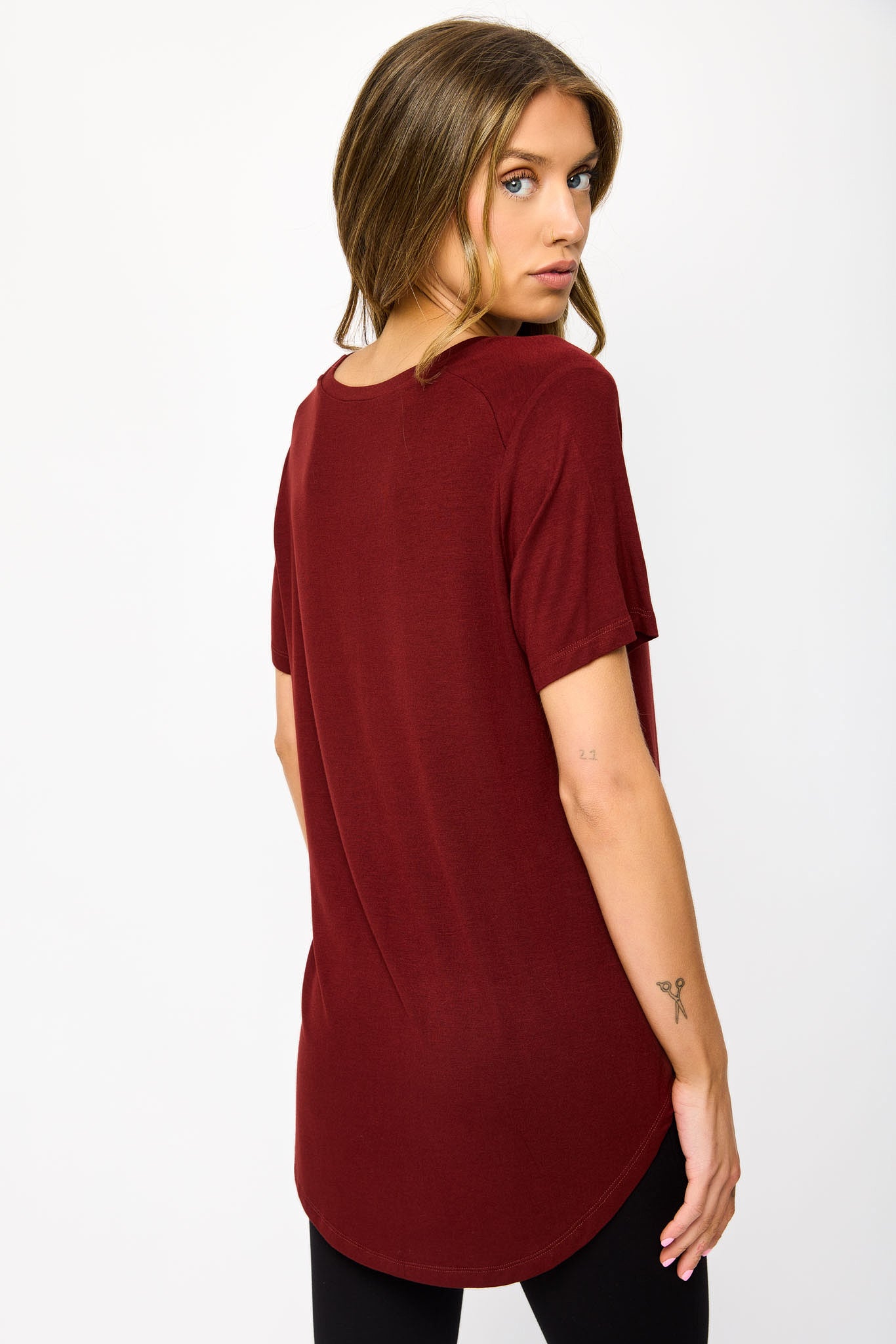 T-shirt avec manches courtes col en V ourlet queue-de-pie