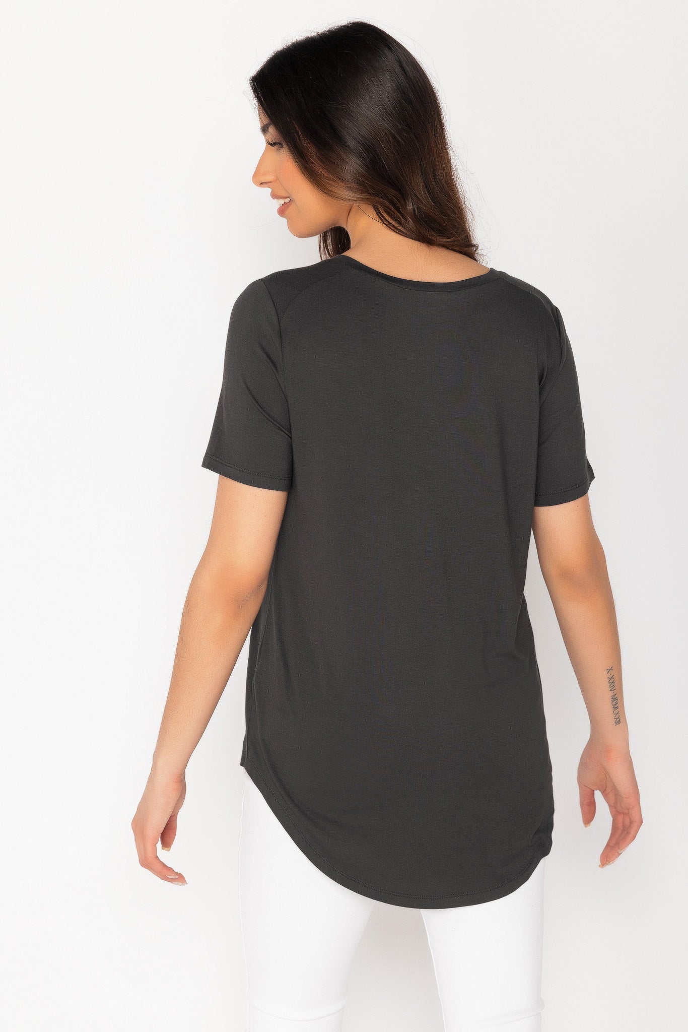 T-shirt manches courtes col en V ourlet queue-de-pie