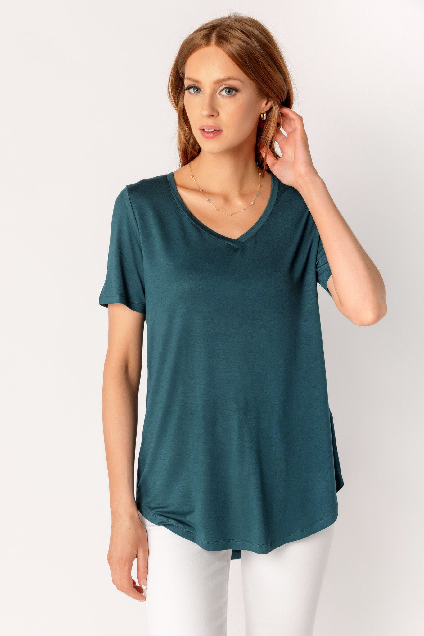 T-shirt avec manches courtes col en V ourlet queue-de-pie