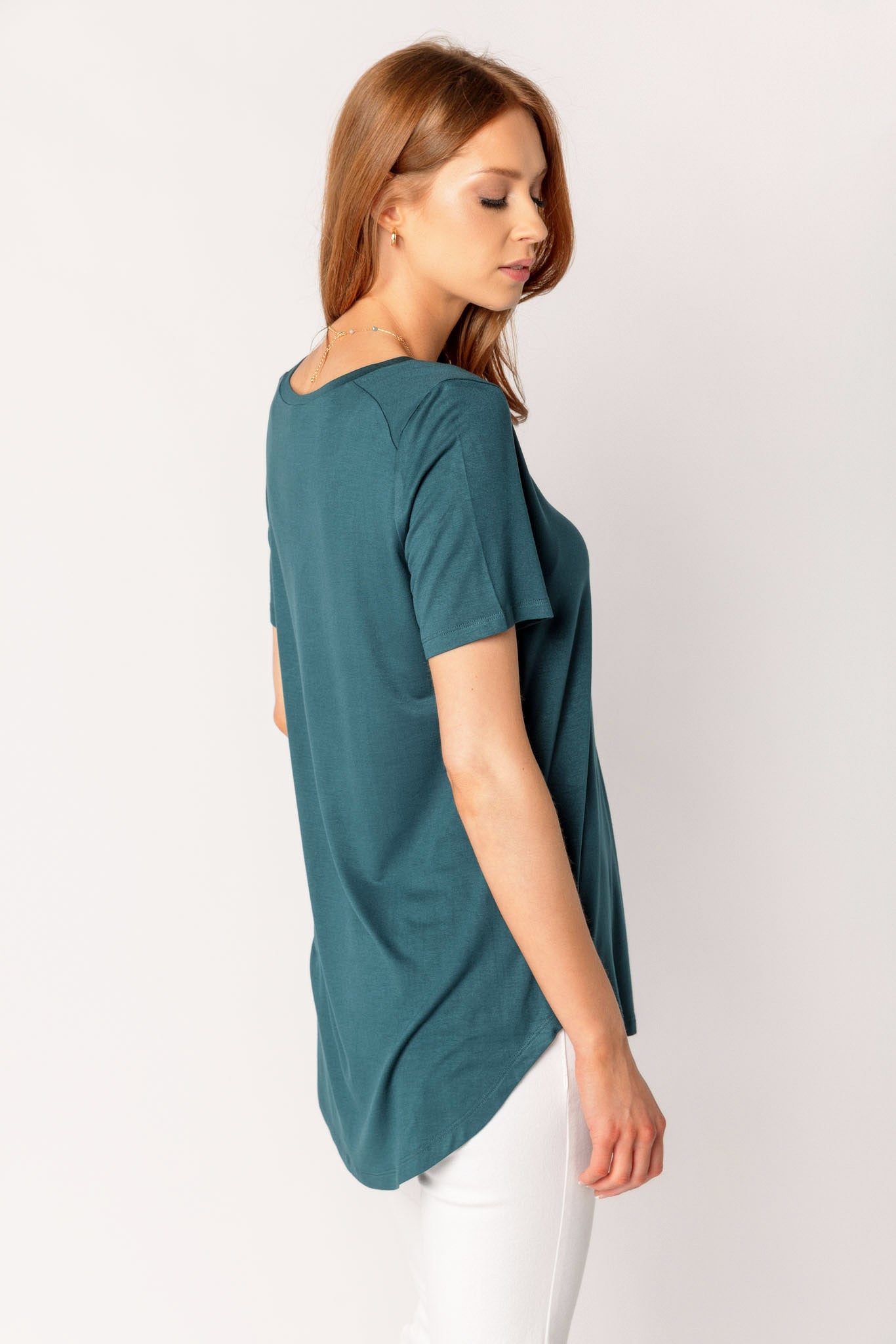 T-shirt avec manches courtes col en V ourlet queue-de-pie
