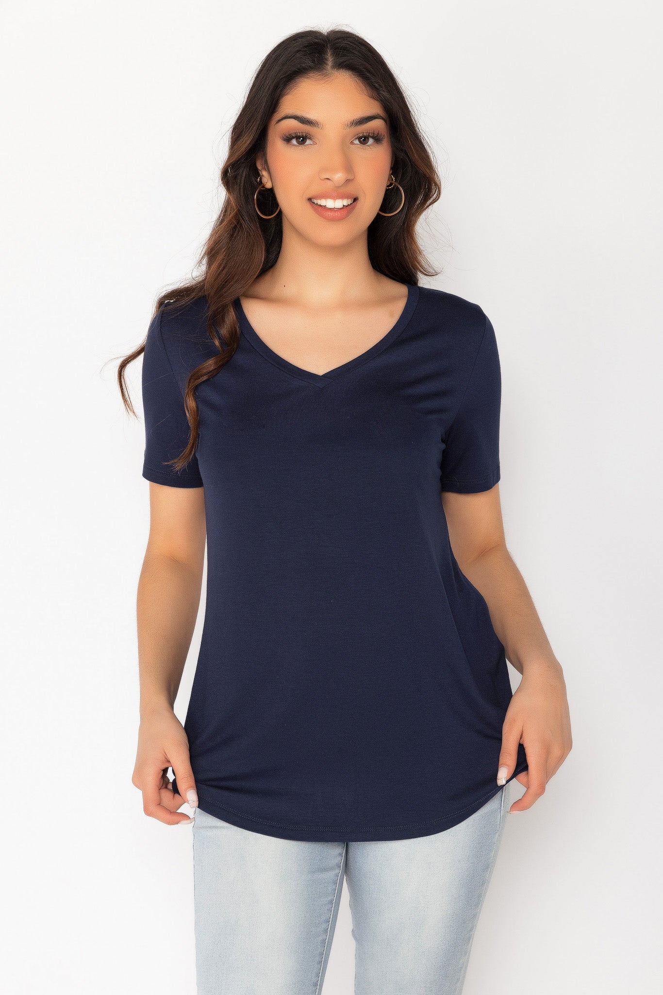 T-shirt avec manches courtes col en V ourlet queue-de-pie