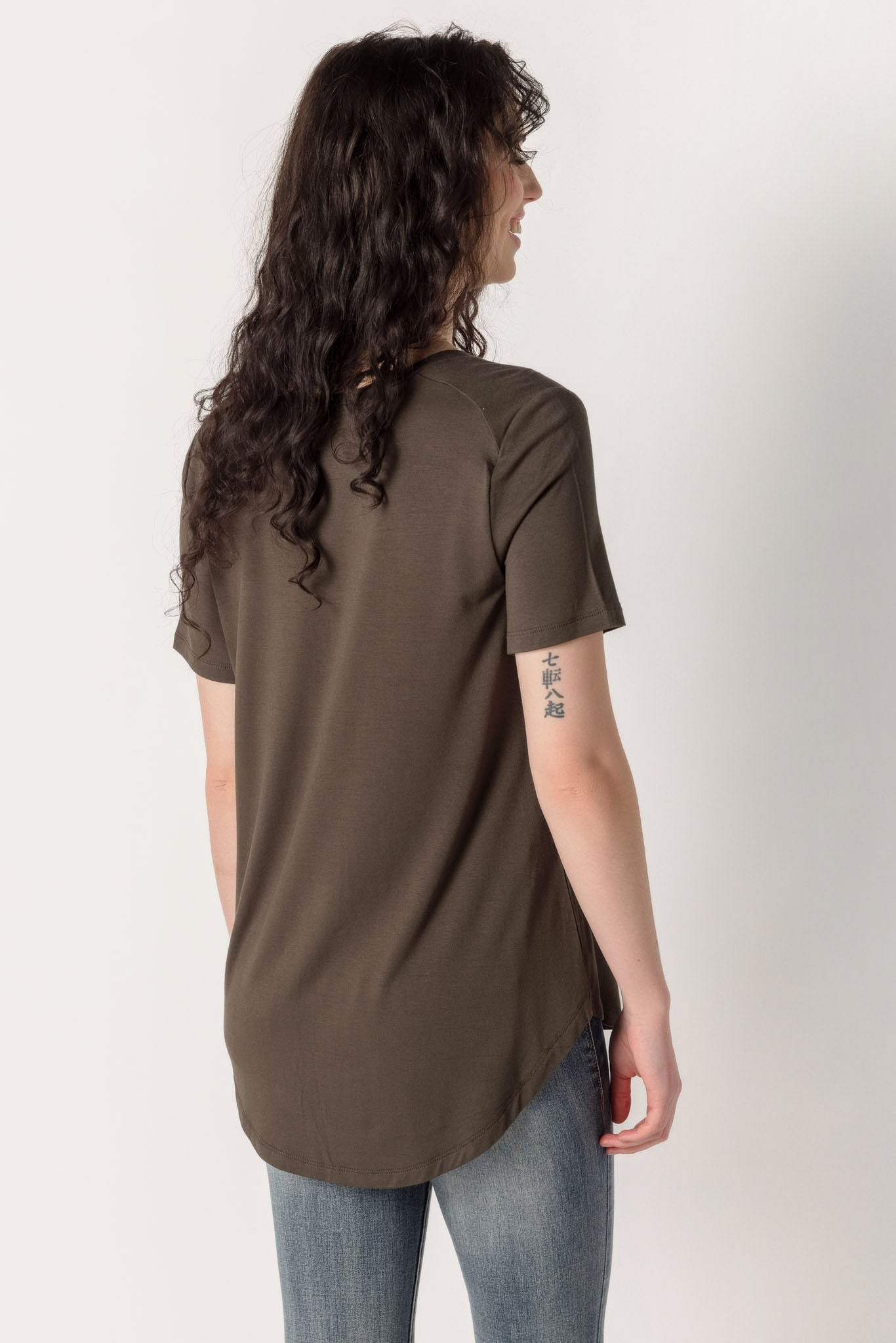 T-shirt avec manches courtes col en V ourlet queue-de-pie