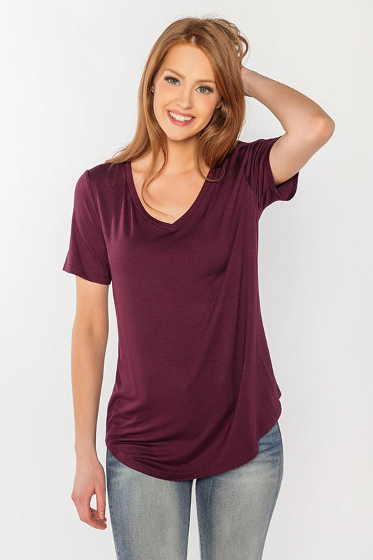 T-shirt avec manches courtes col en V ourlet queue-de-pie