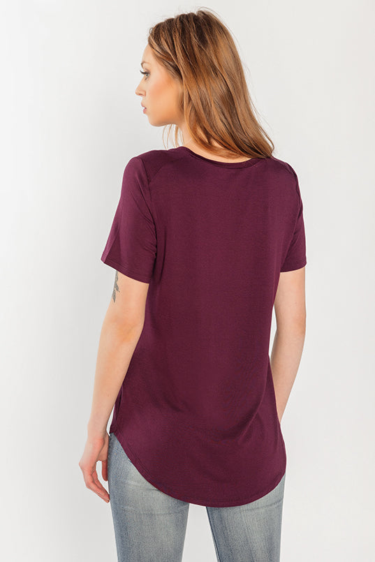T-shirt avec manches courtes col en V ourlet queue-de-pie