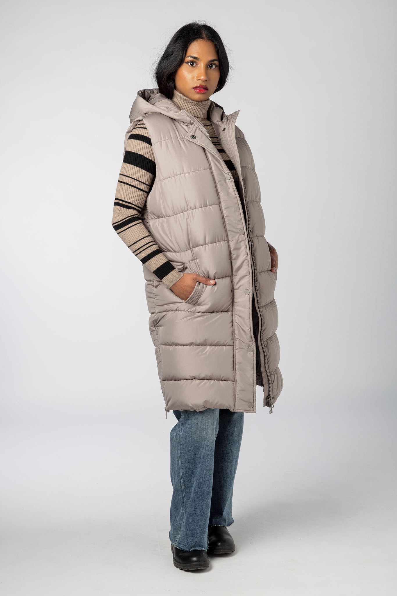 Veste matelassée midi avec capuchon et fermetures éclair latérales