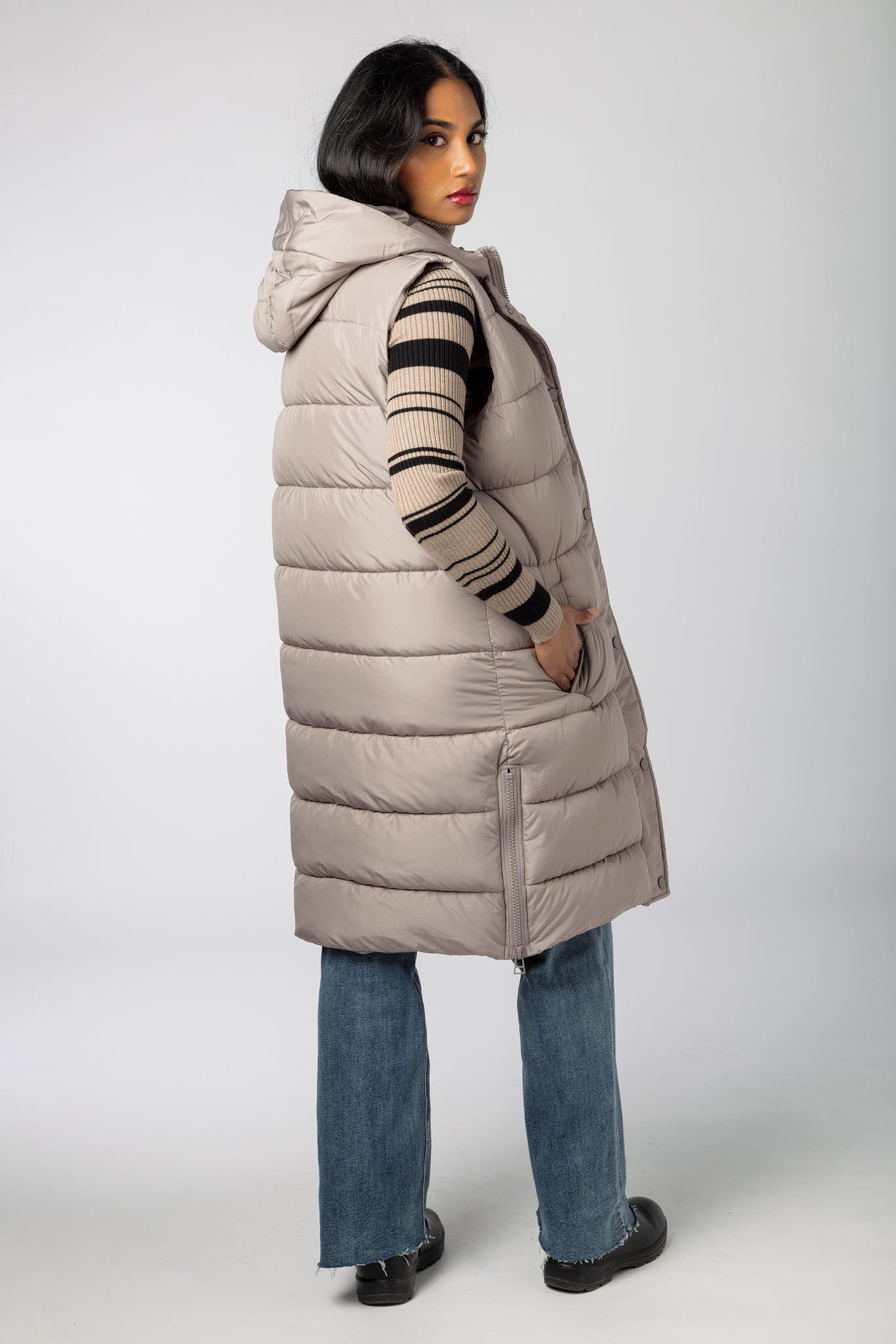 Veste matelassée midi avec capuchon et fermetures éclair latérales
