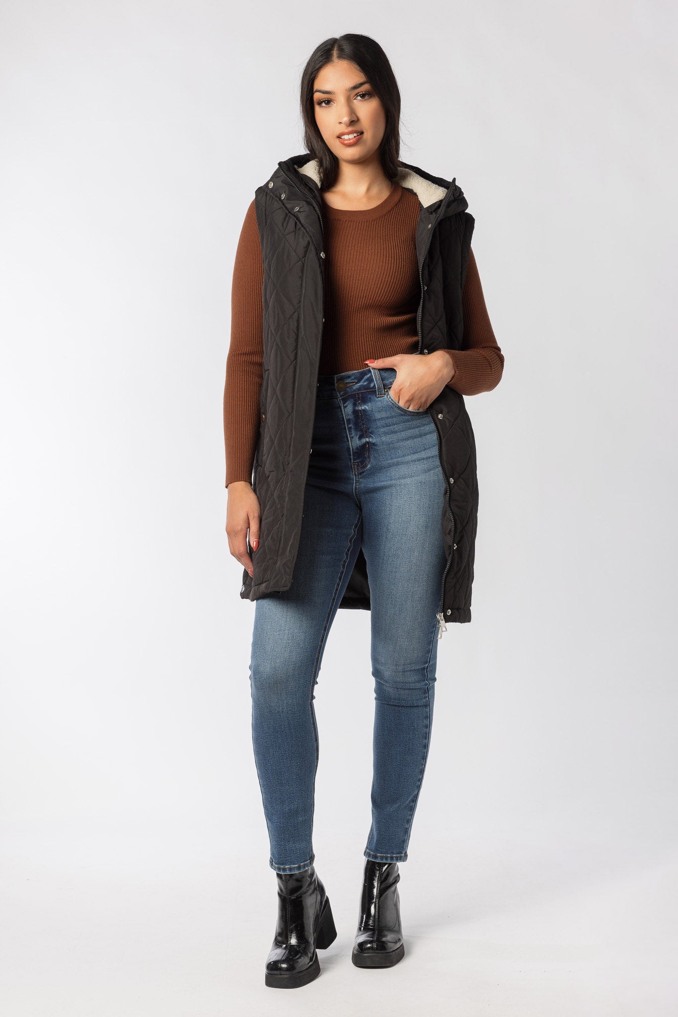 Veste midi matelassée avec capuchon doublé en sherpa