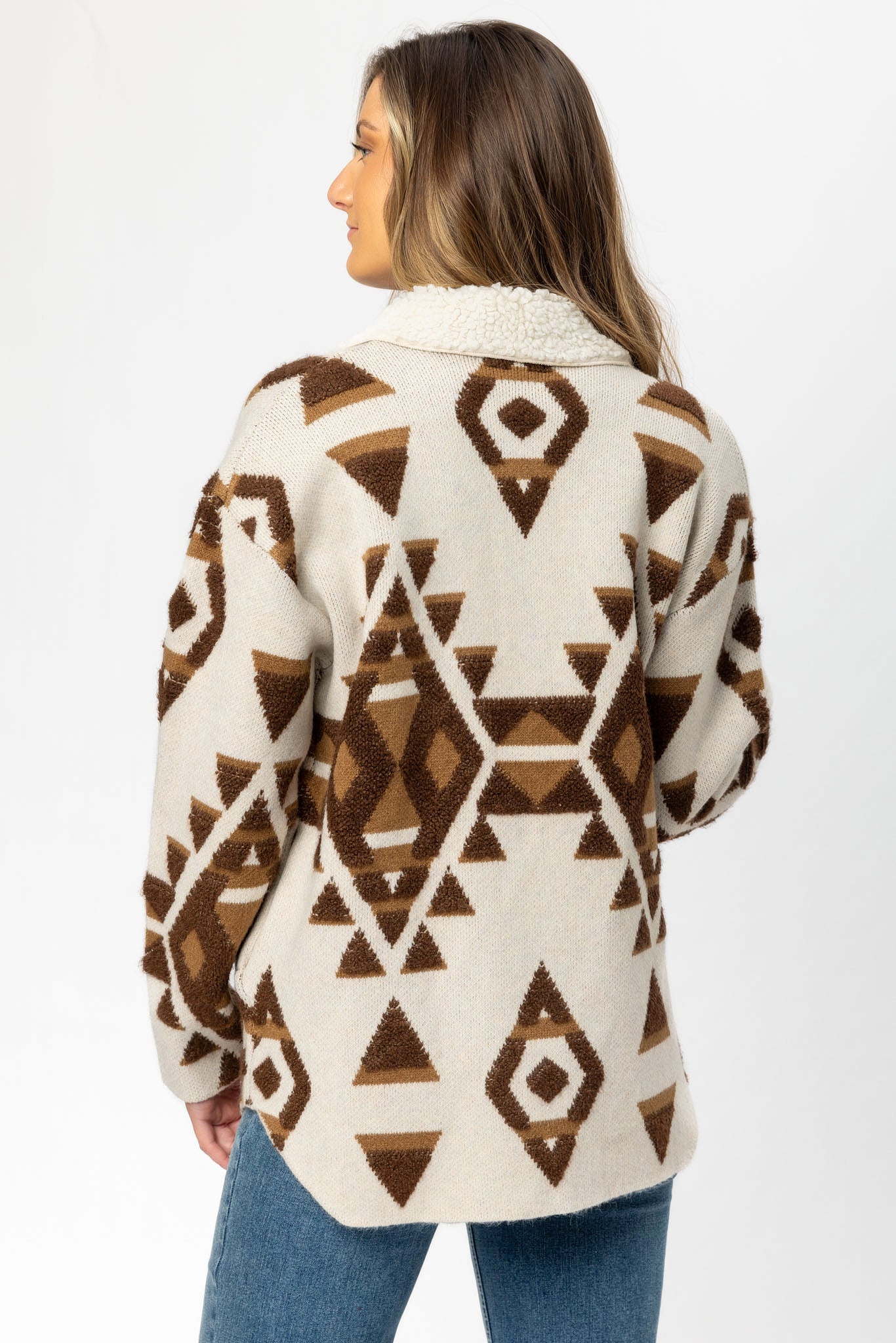 Manteau-chemise abstrait à coupe ample avec bordures en sherpa