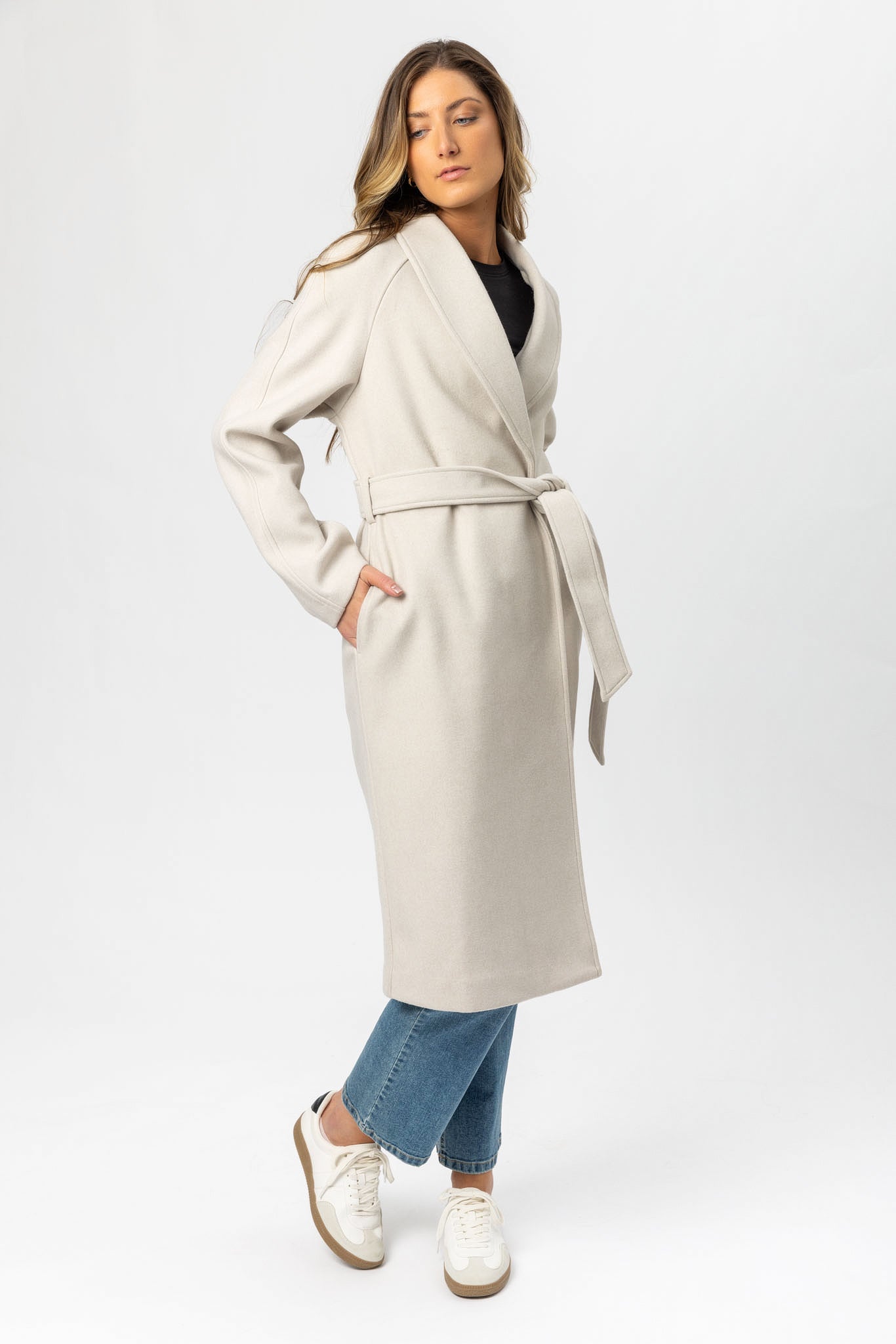 Manteau à ceinture nouée