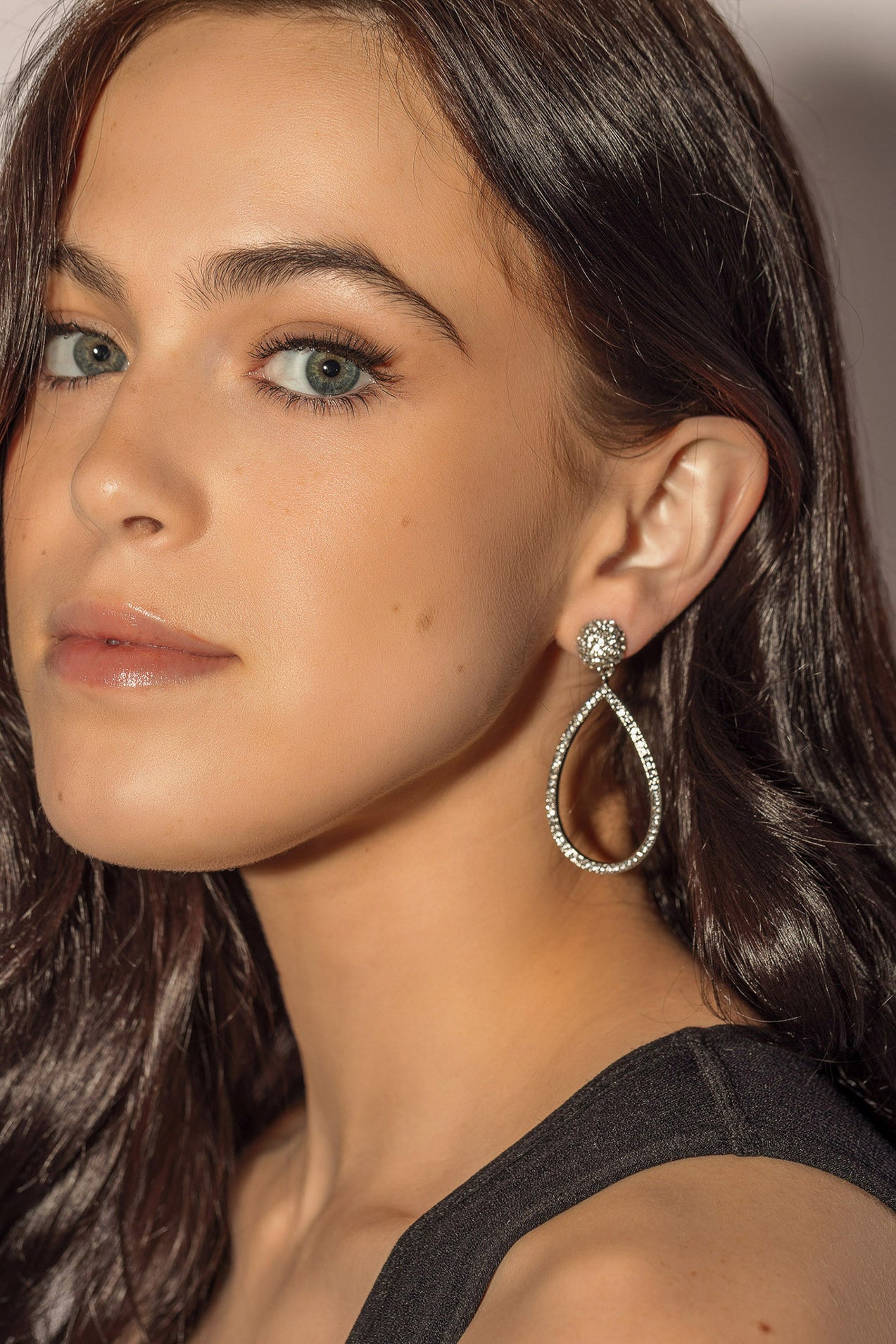 Boucles d’oreilles en forme de goutte d’eau avec détails en pierres du Rhin