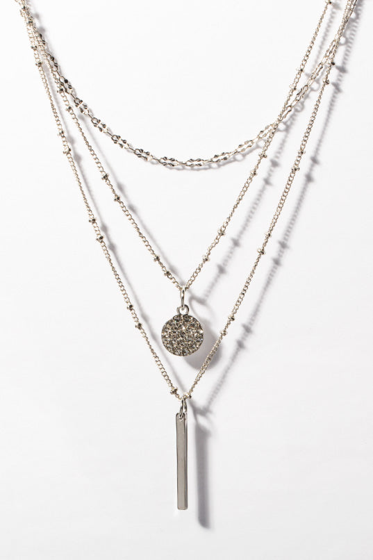 Collier à triple chaine avec pendentifs en forme de barre et de cercle