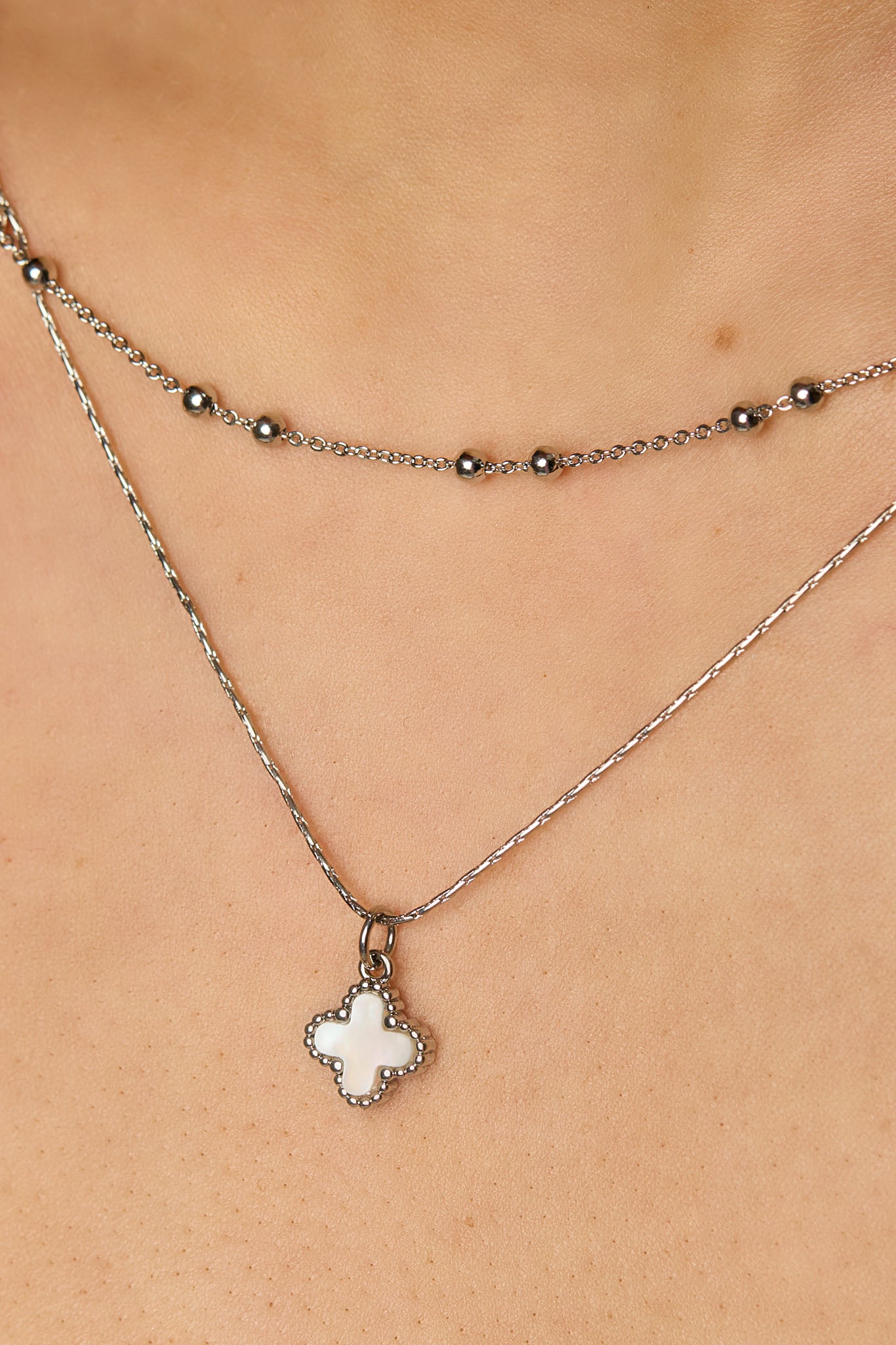 Collier à double brin avec pendentif en trèfle