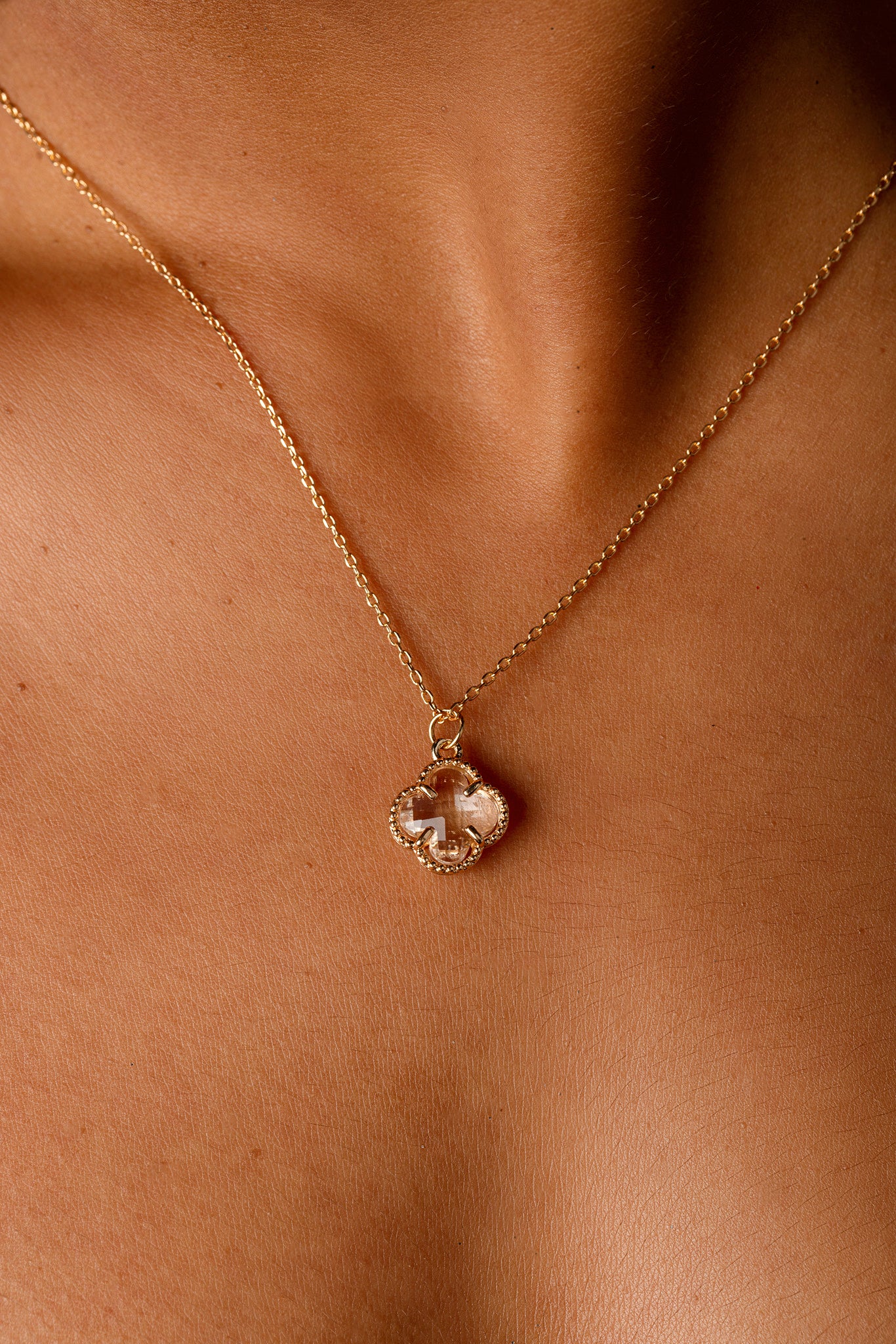 Collier à pendentif trèfle en cristal