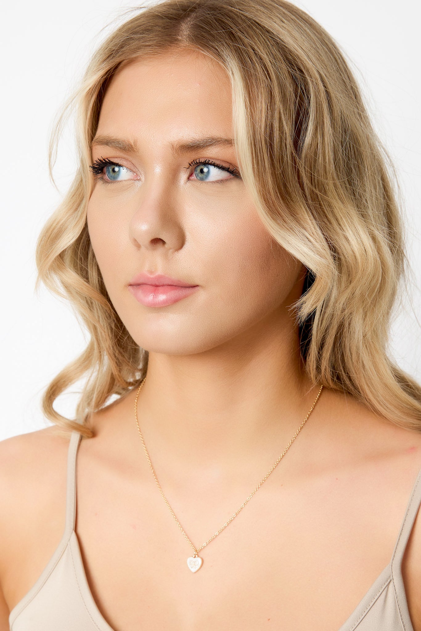 Collier en forme de cœur avec nœud