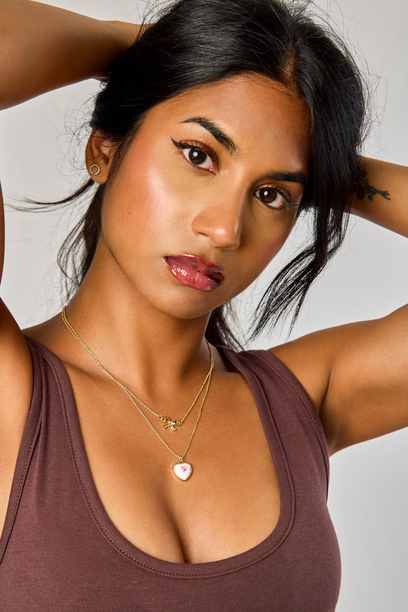 Collier chaîne à double rangée avec nœud en forme de cœur floral