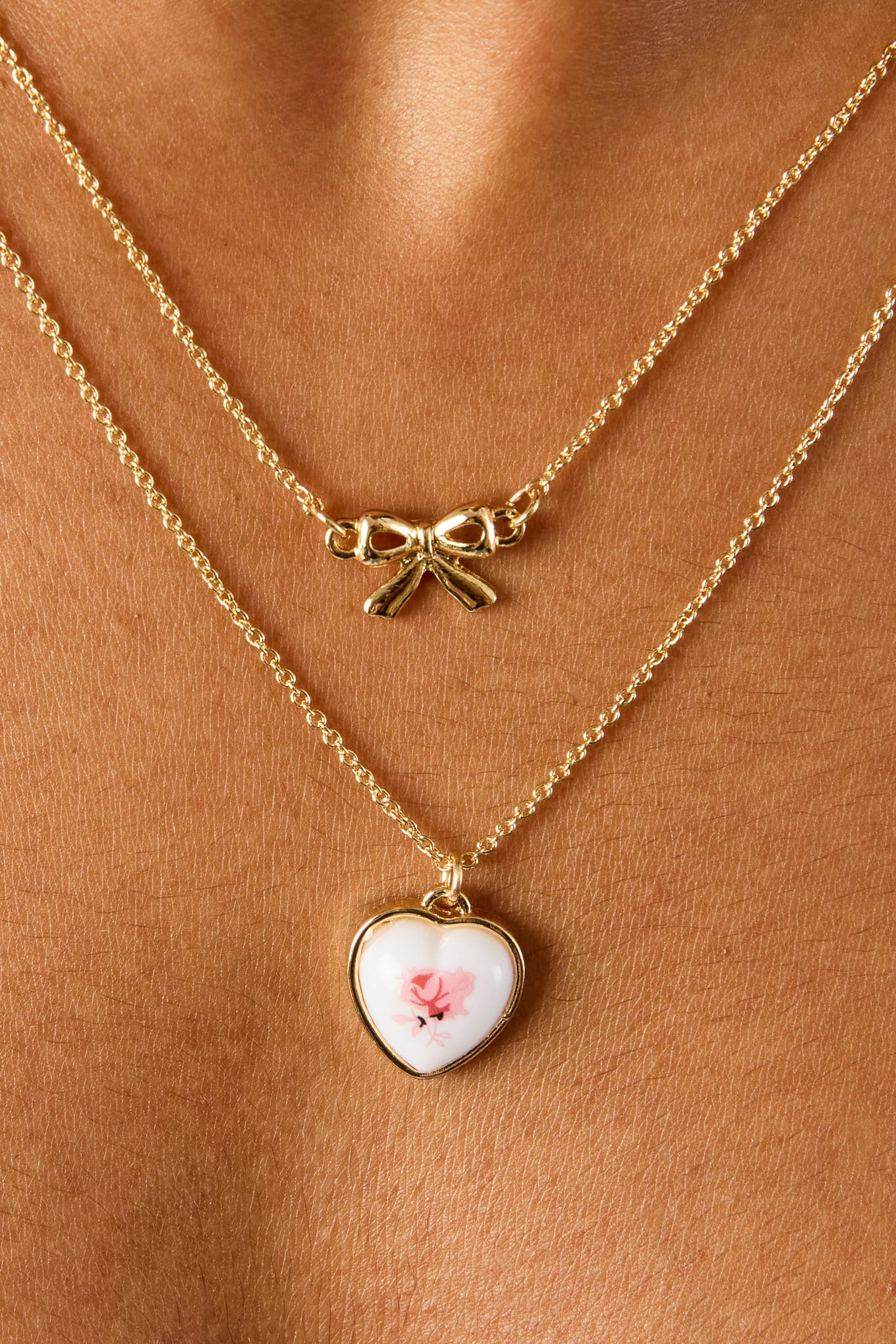 Collier chaîne à double rangée avec nœud en forme de cœur floral