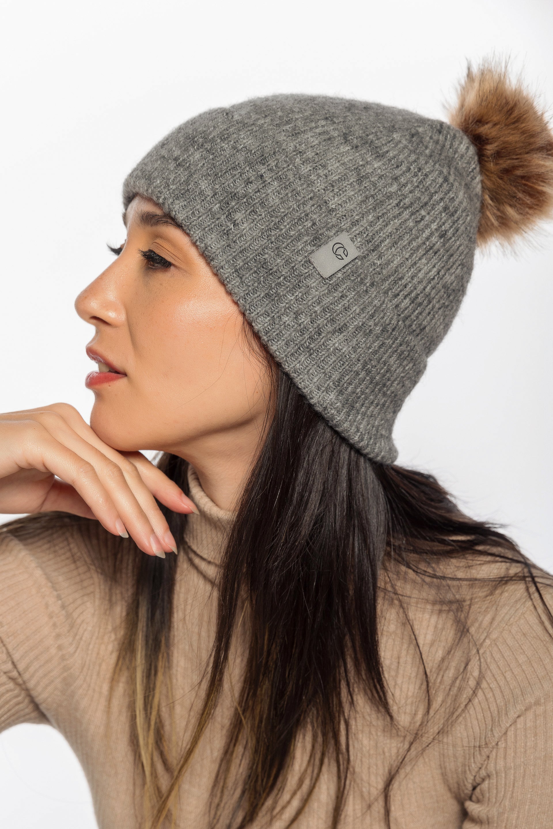 Tuque côtelée avec pompon naturel