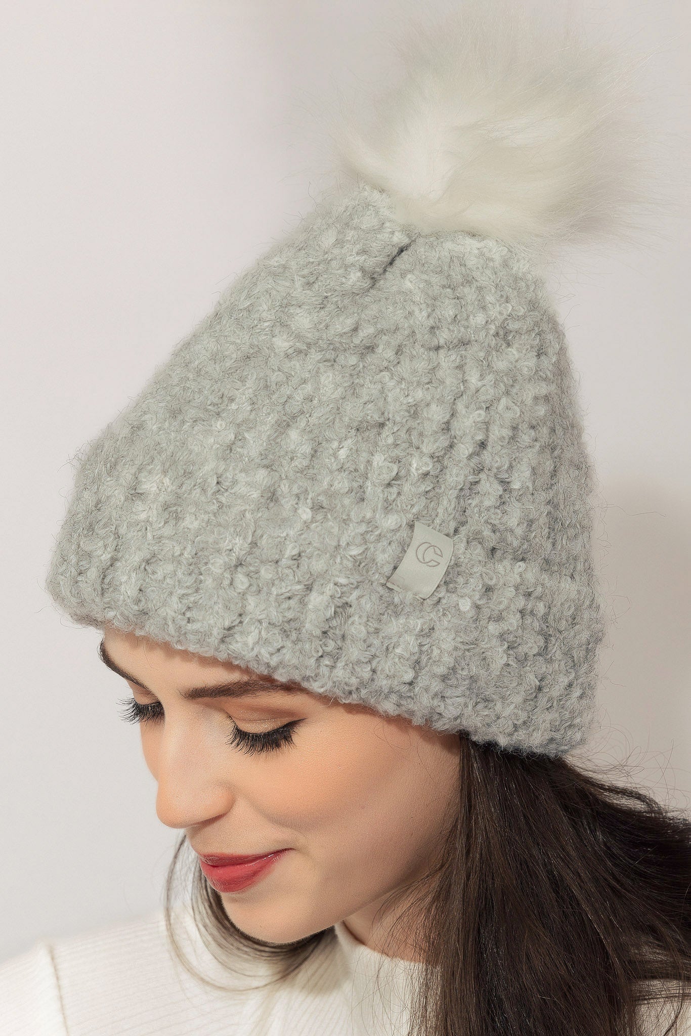 Tuque en tricot bouclé poilu avec pompon
