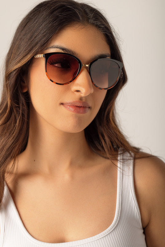 Lunettes de soleil pantos bicolores avec bordure en métal pailleté