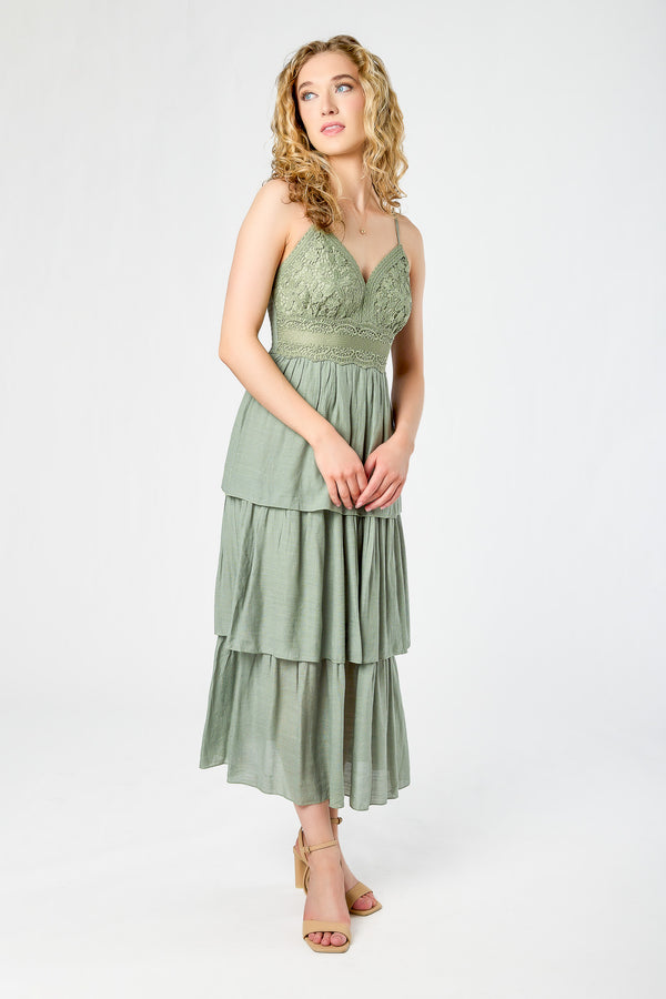 Robe maxi à fines bretelles et col en V avec corsage en crochet et jupe à volants