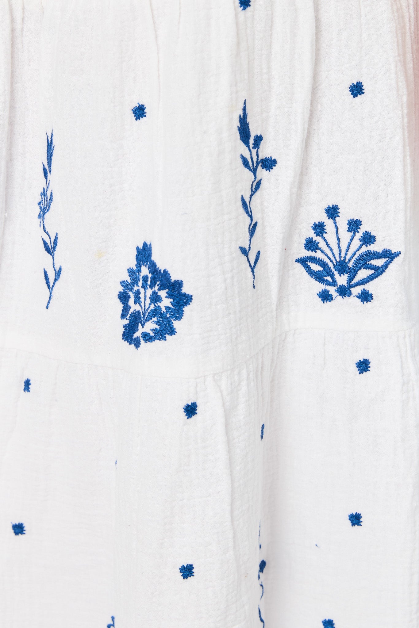 Robe midi sans bretelles avec buste smocké et broderie florale