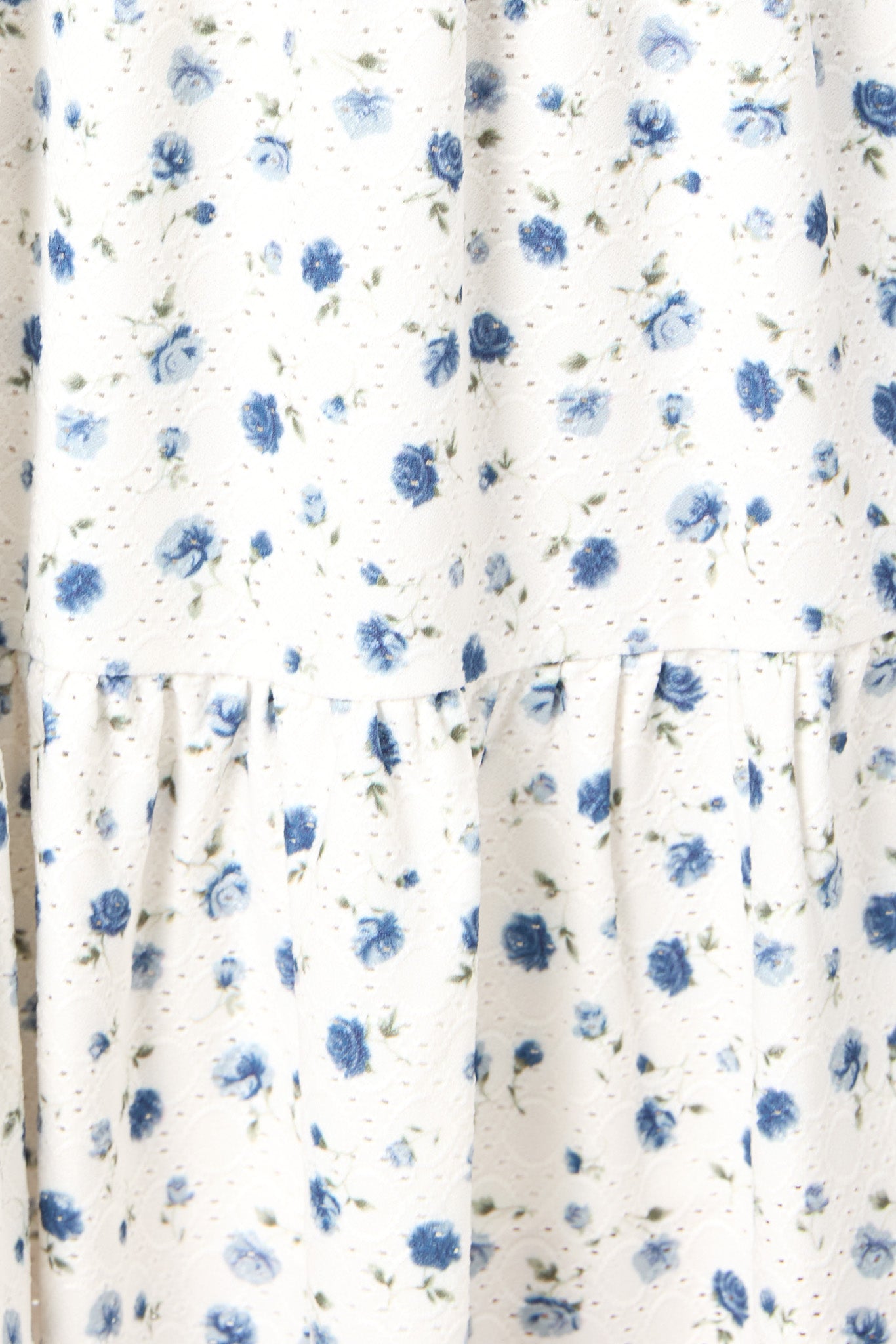 Mini-robe trapèze florale à œillets et col en V