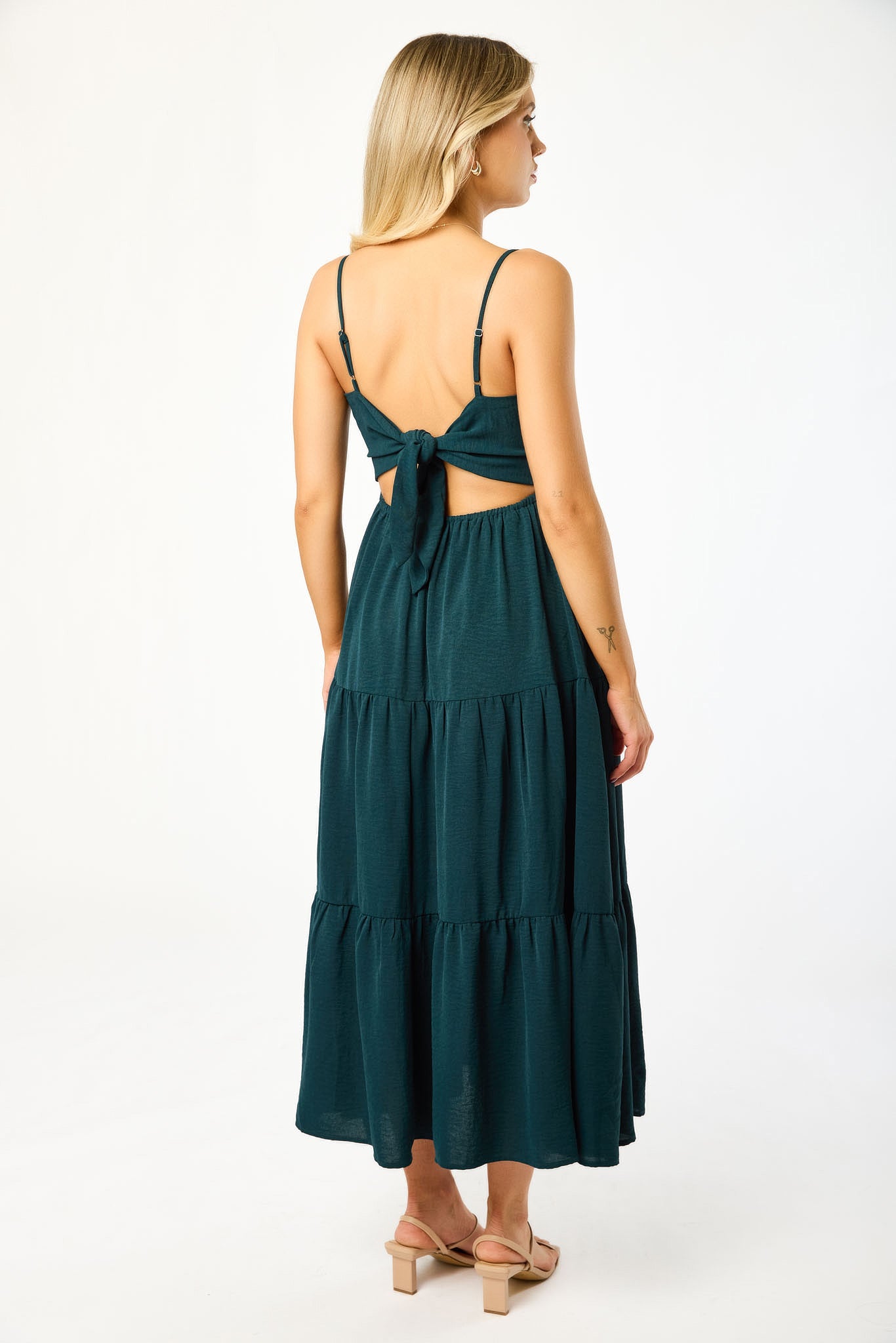 Robe mi-longue sans manches à volants et détail noué