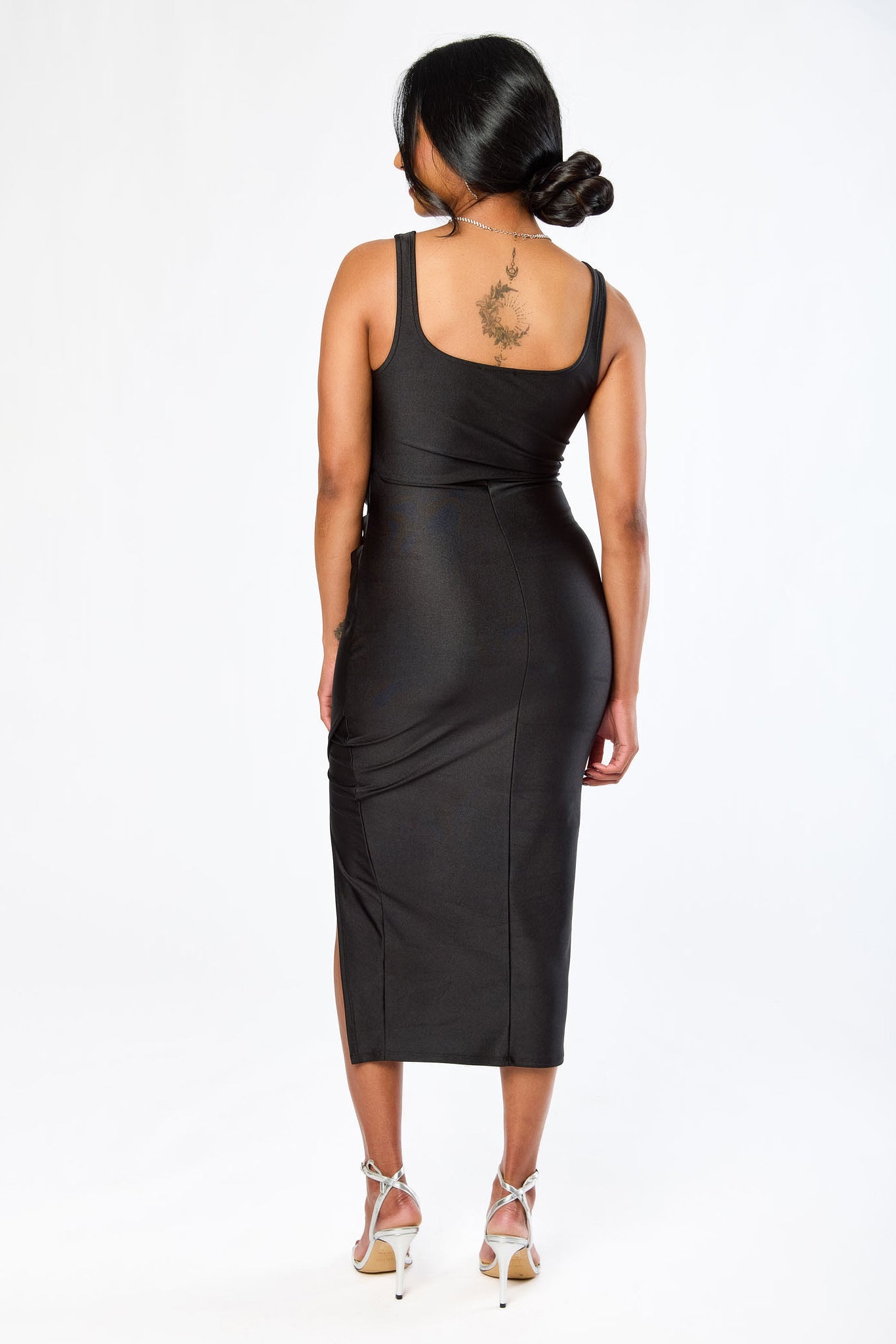 Robe mi-longue en satin avec encolure carrée et fente latérale