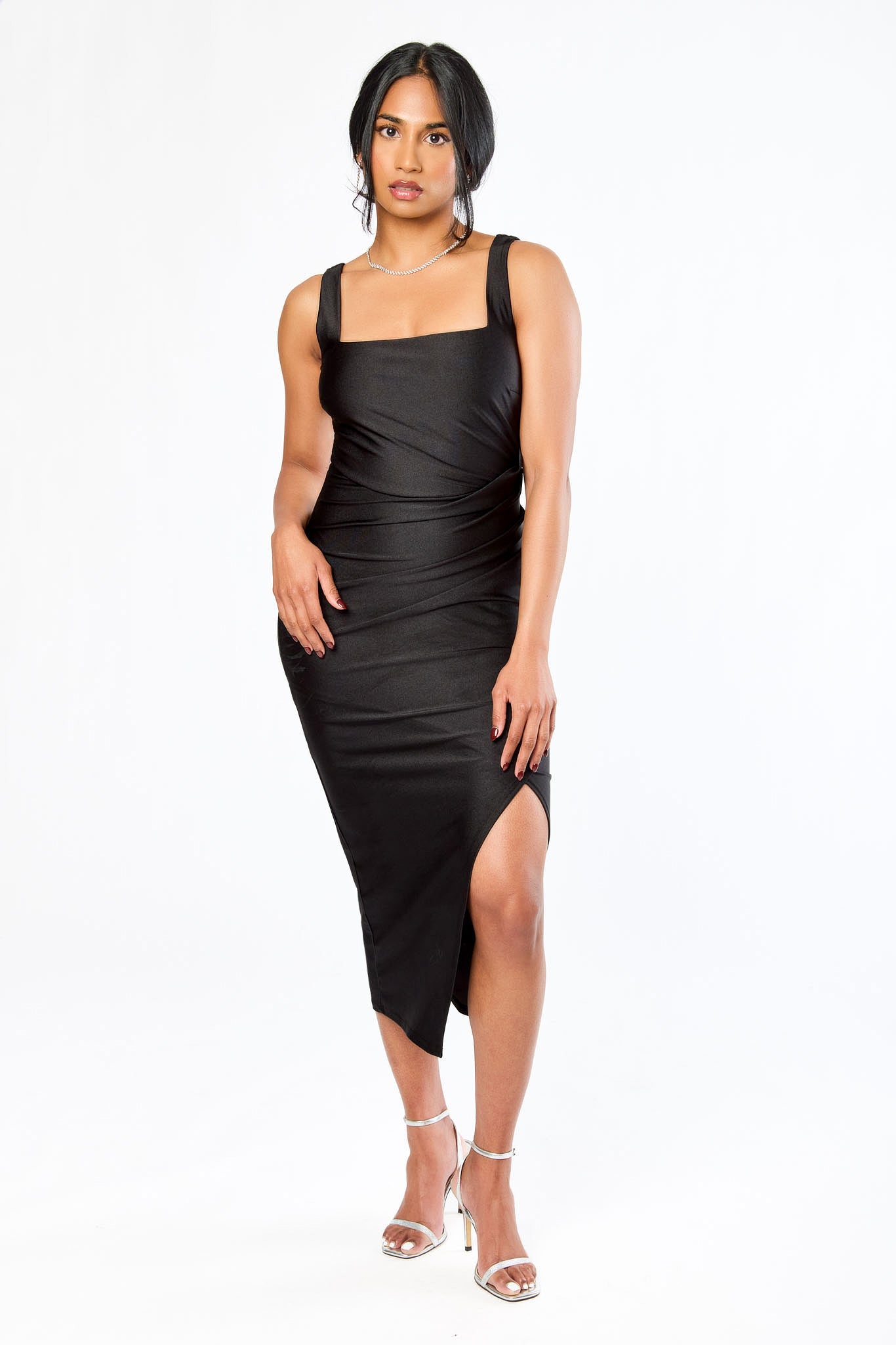 Robe mi-longue en satin avec encolure carrée et fente latérale