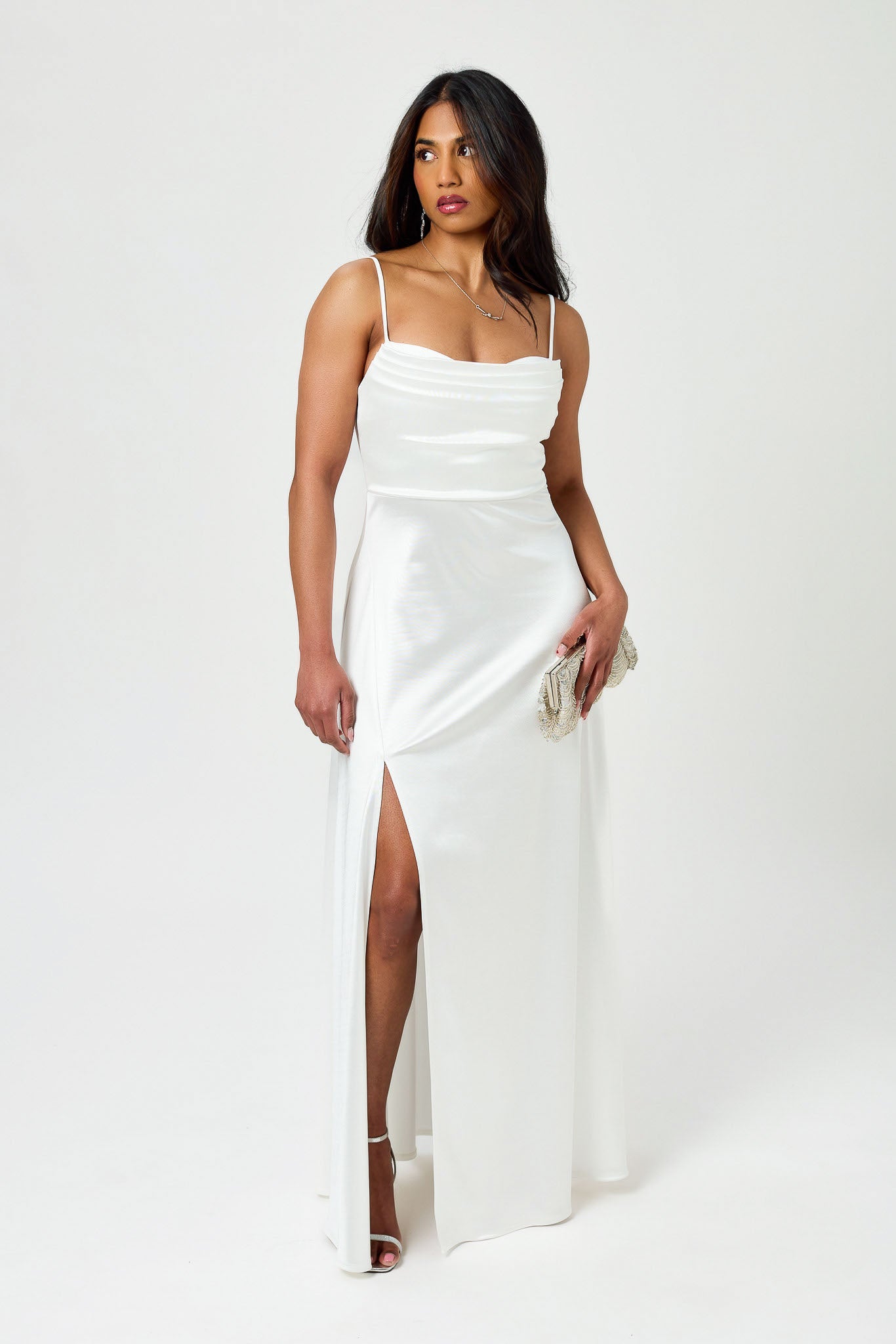 Robe maxi à bretelles spaghetti et buste plissé avec fente latérale
