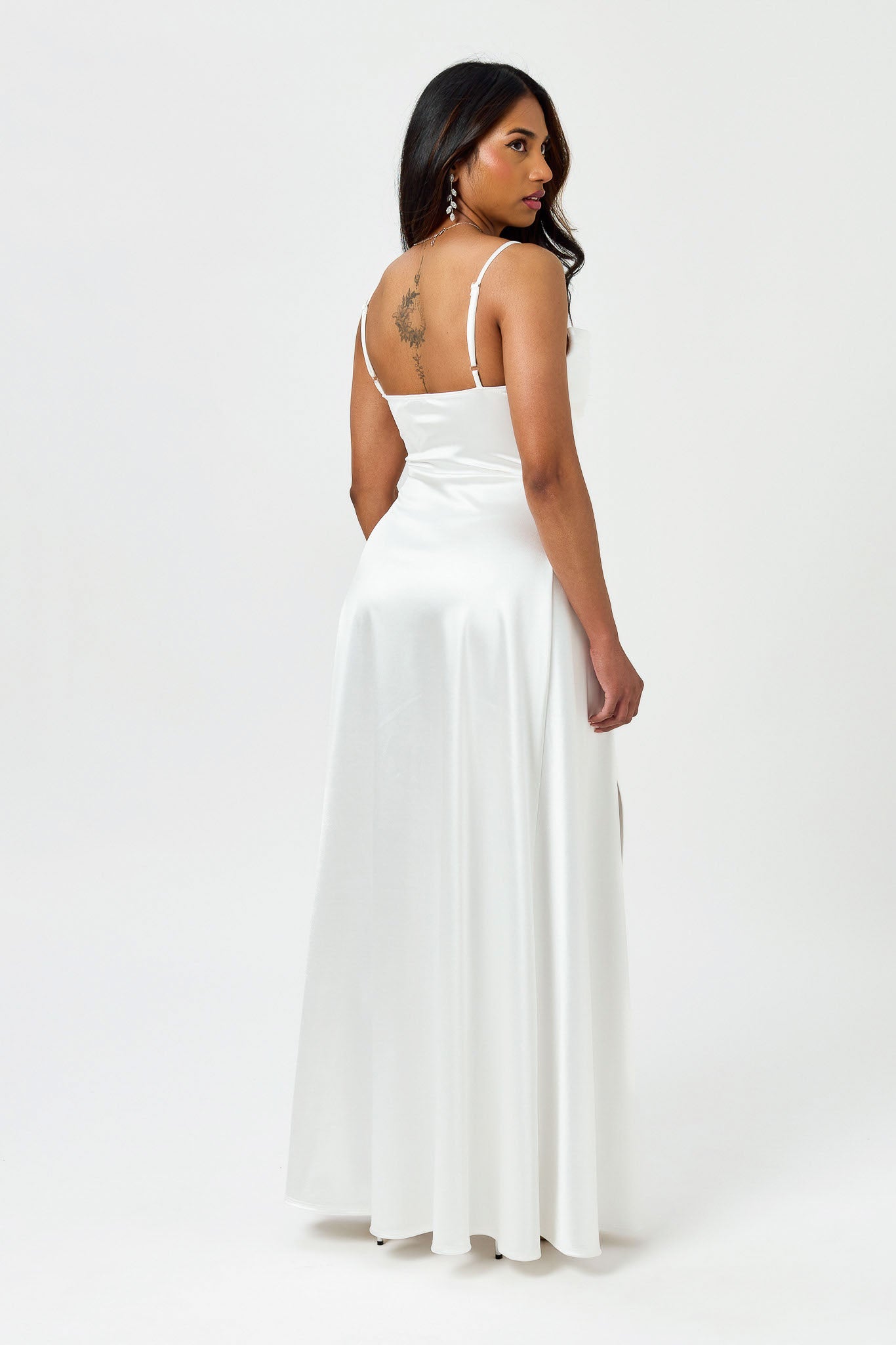 Robe maxi à bretelles spaghetti et buste plissé avec fente latérale