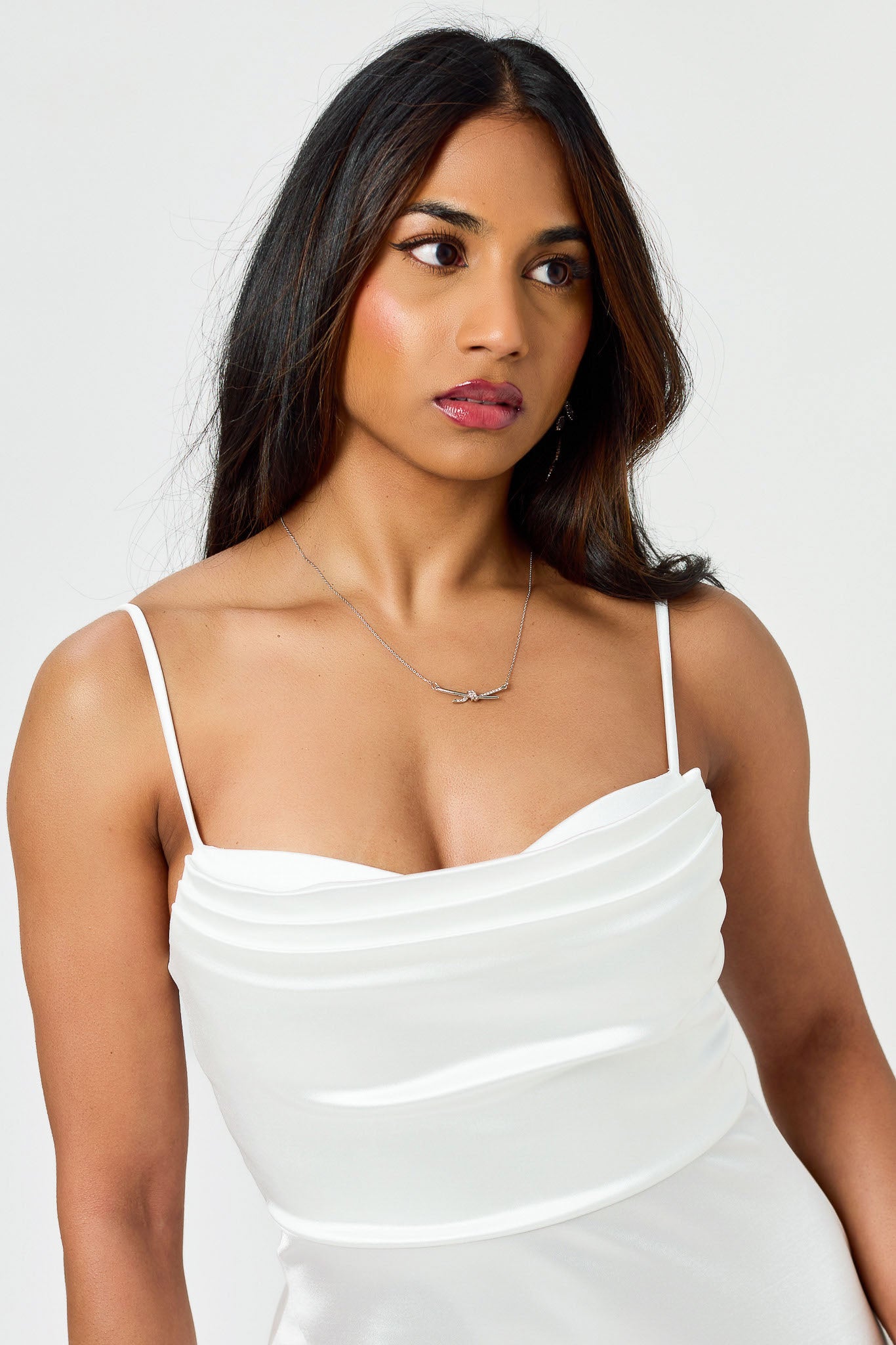 Robe maxi à bretelles spaghetti et buste plissé avec fente latérale