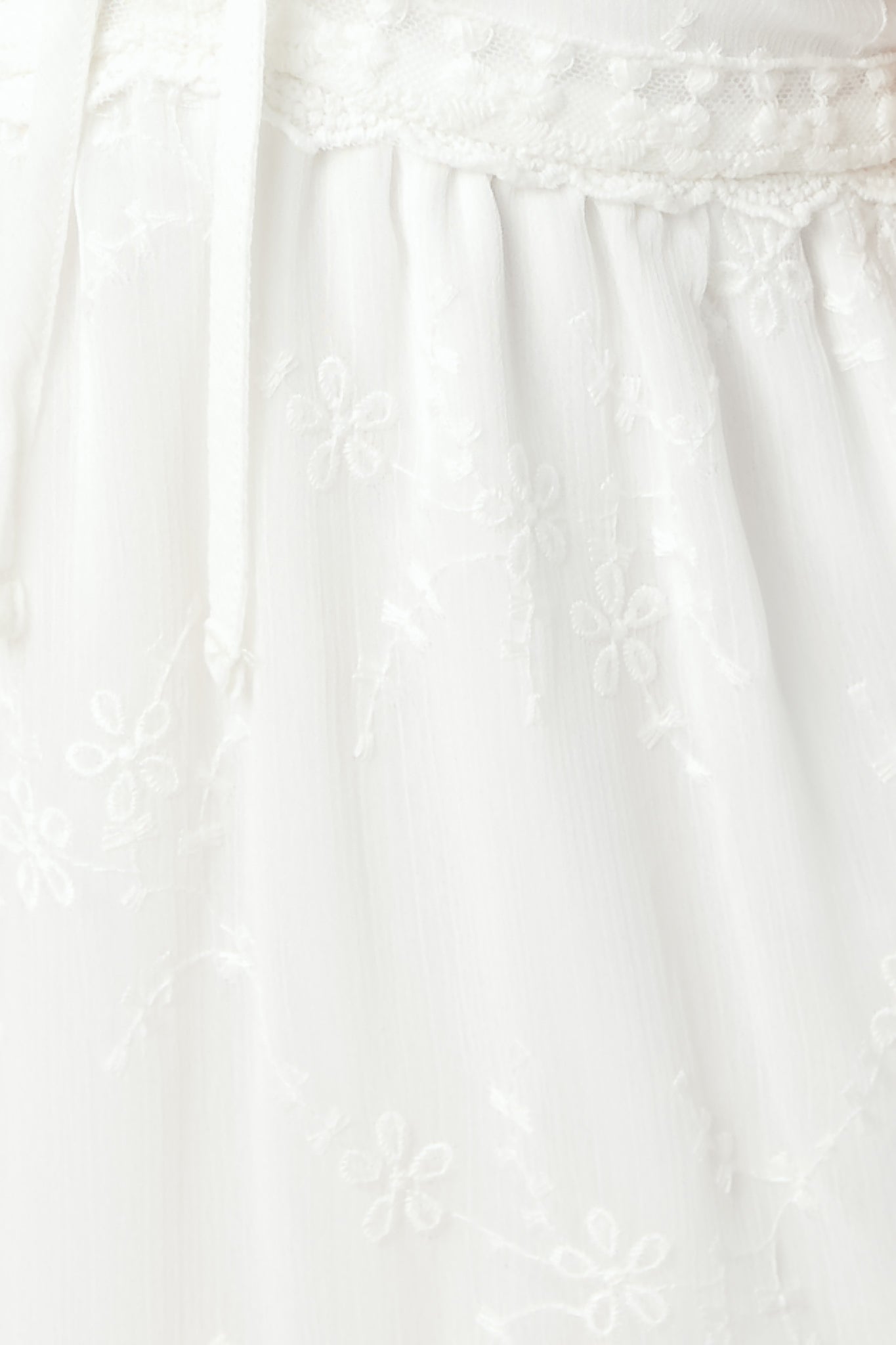 Robe babydoll brodée à fines bretelles et décolleté en V