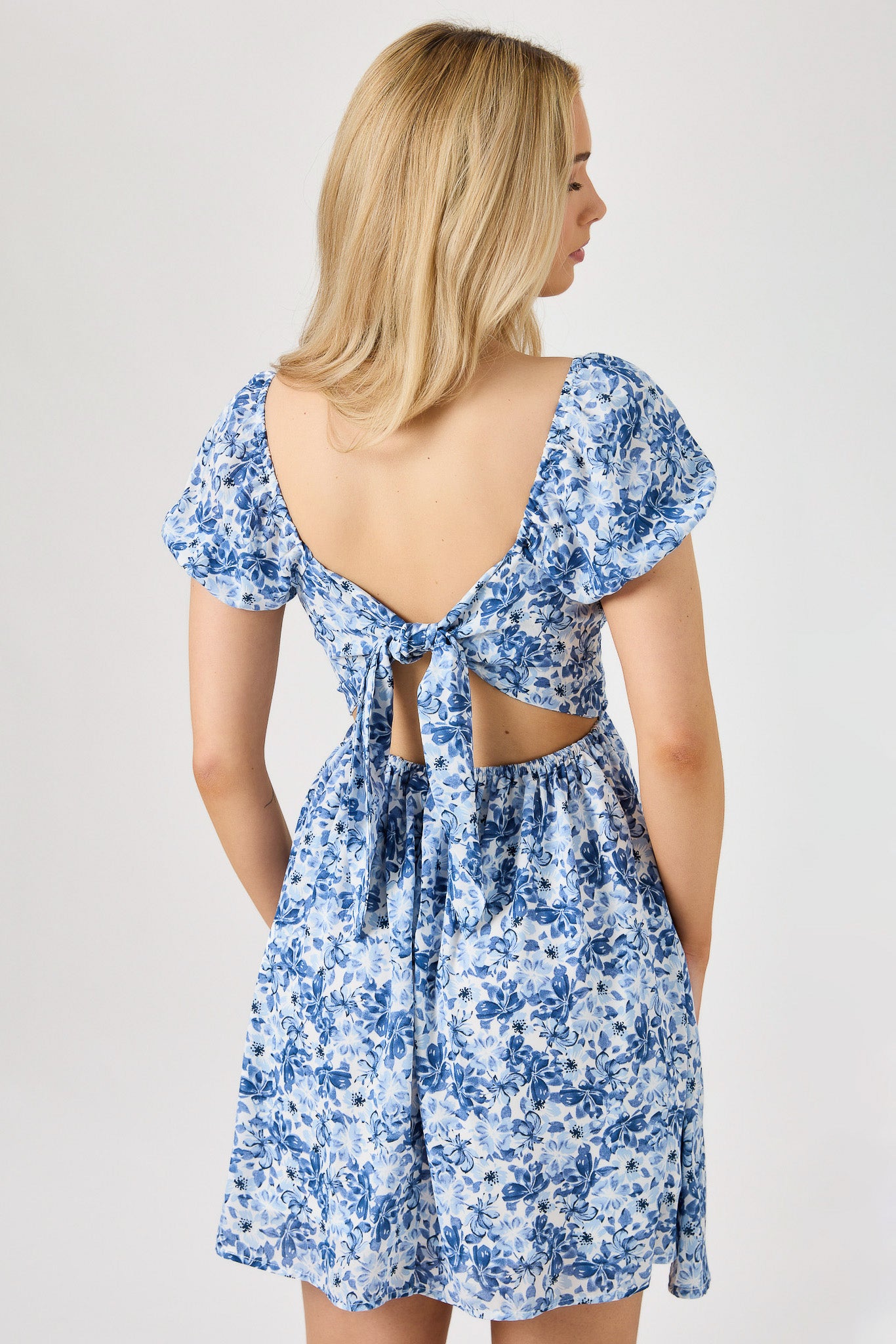 Robe Emma florale à manches bouffantes et nœud au dos