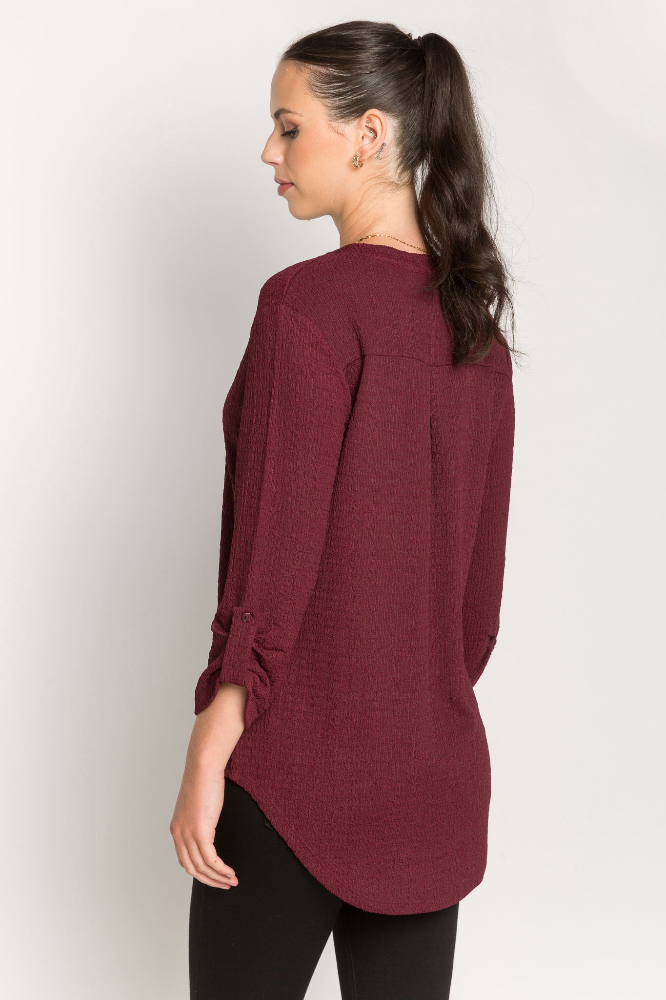 Blouse texturée avec col en V et manches retroussées