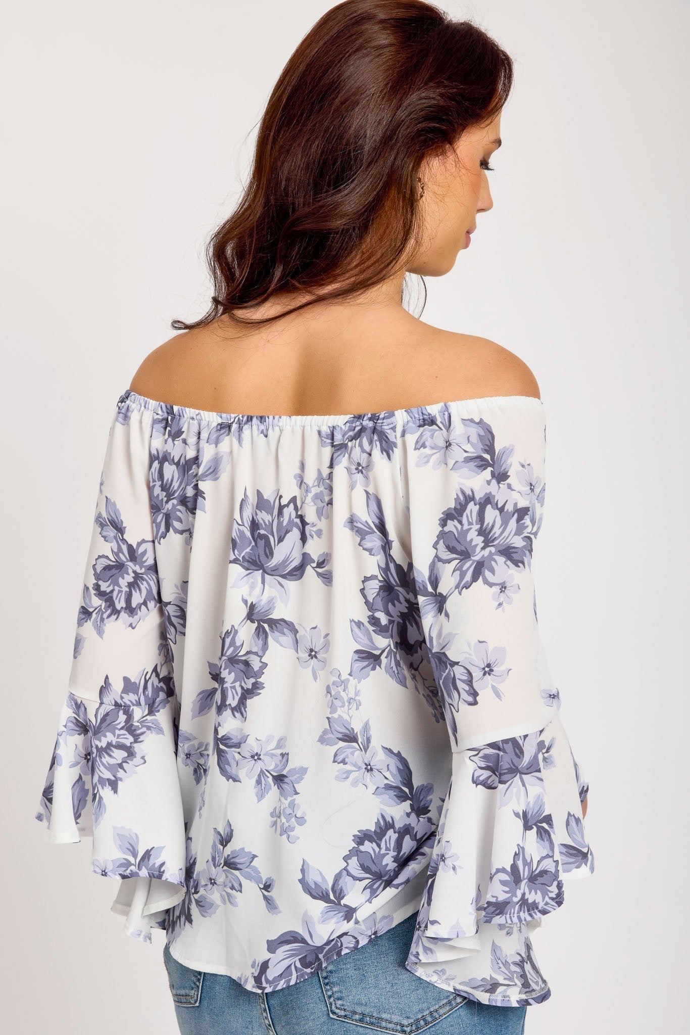 Chemise floral avec épaules découvertes et manches évasées