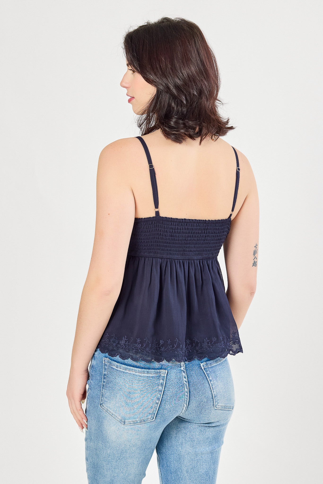 Babydoll à encolure en V et fines bretelles, broderies et volants