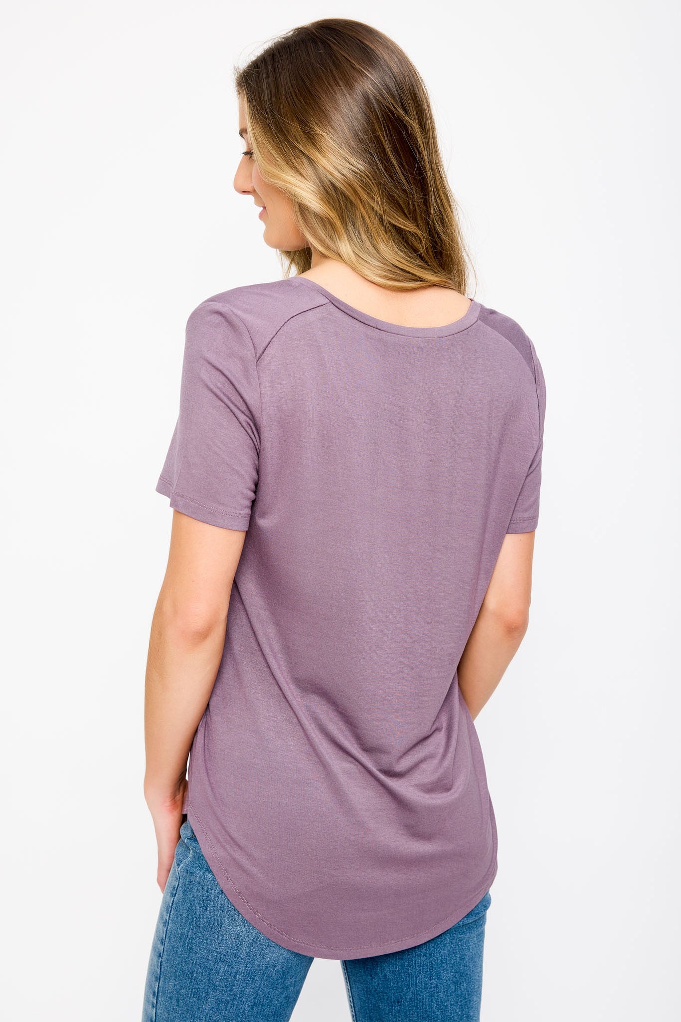 T-shirt avec manches courtes col en V ourlet queue-de-pie