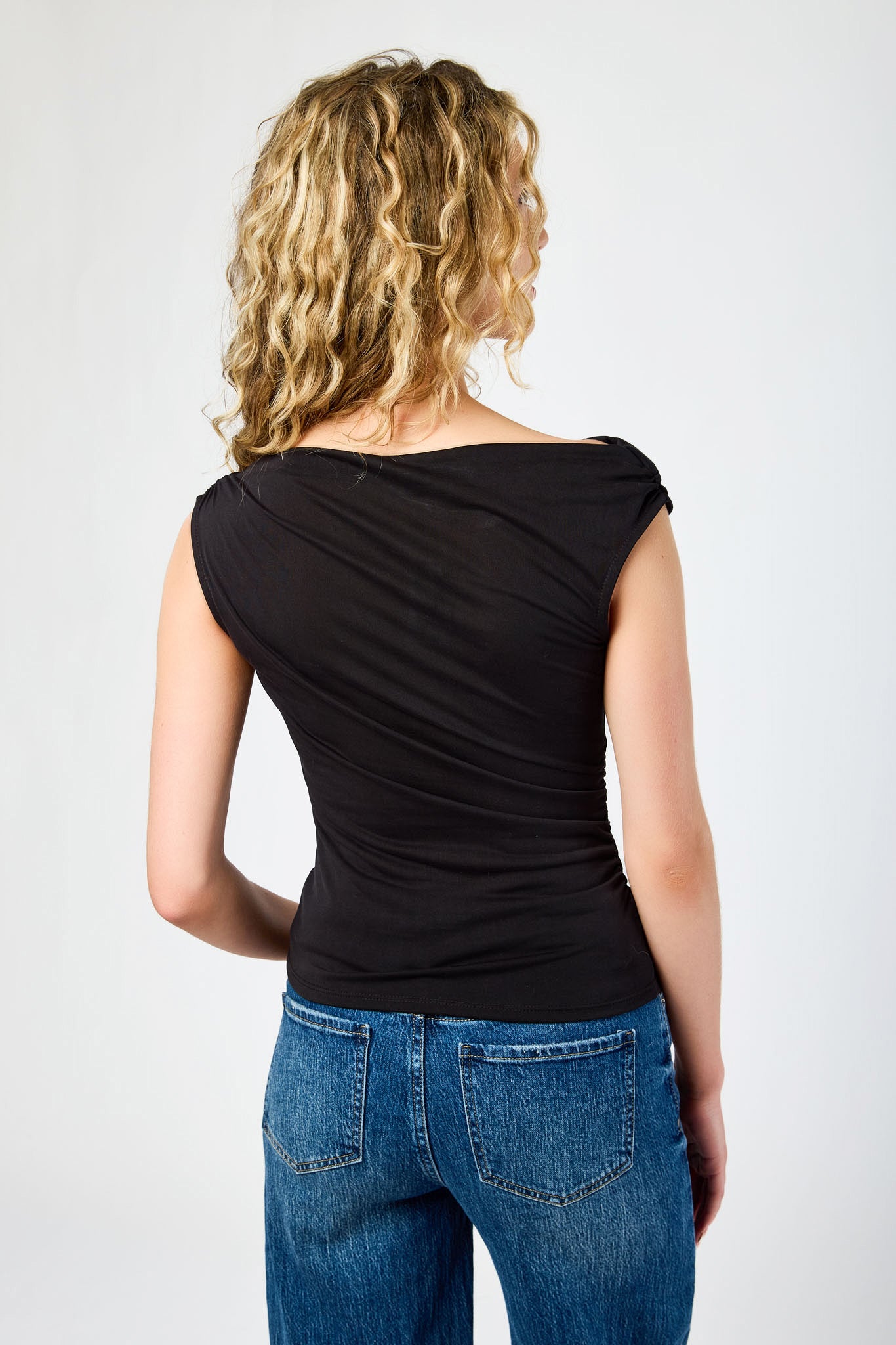 Haut froncé aux épaules découvertes