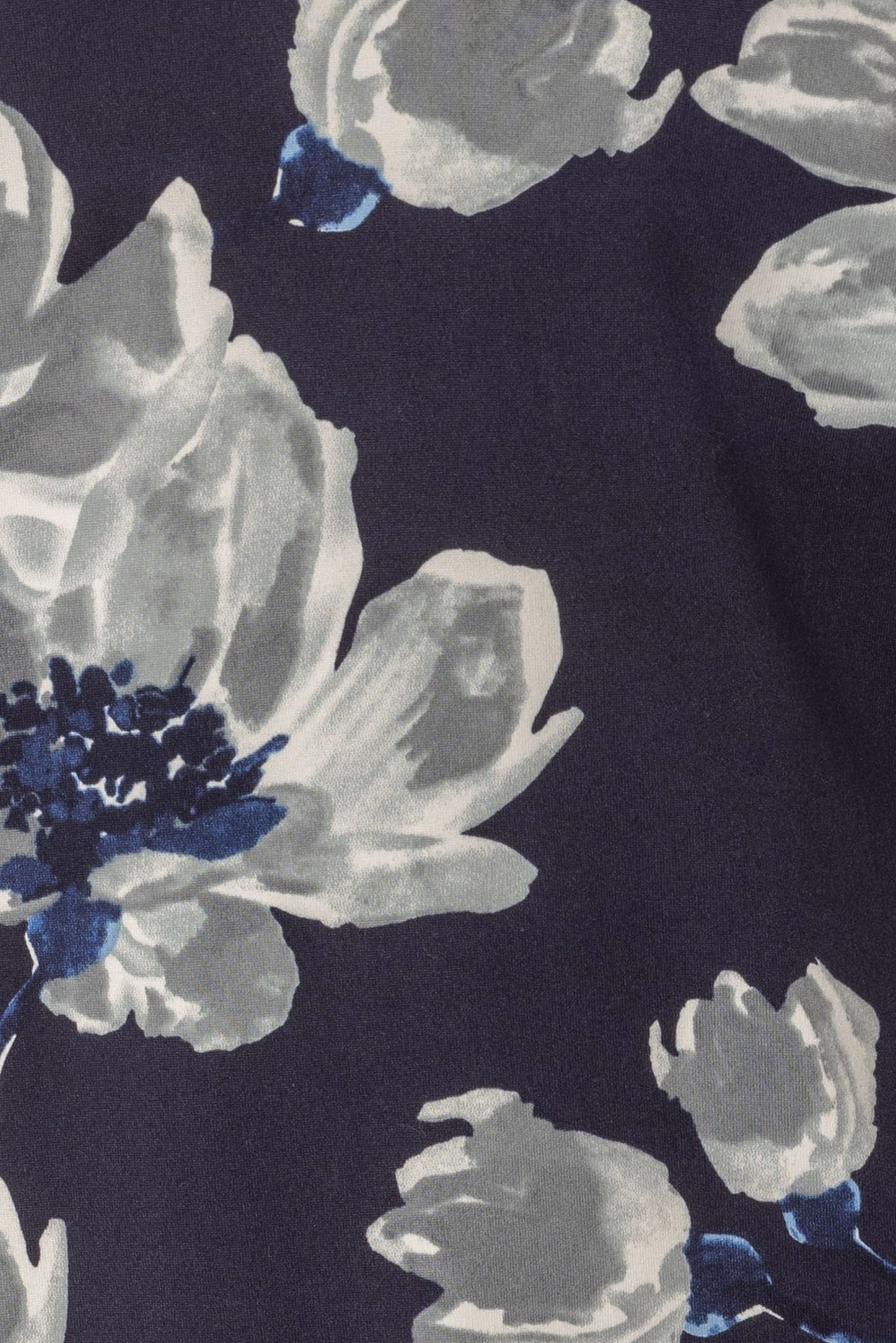 Camisole bleu marine double col en V et fleurs