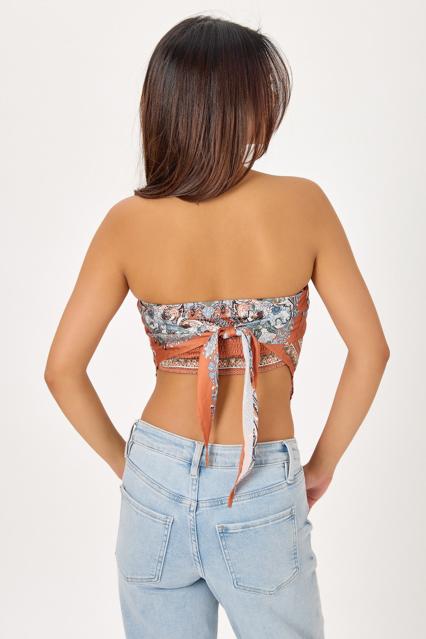 Haut en satin à motif cachemire avec dos noué