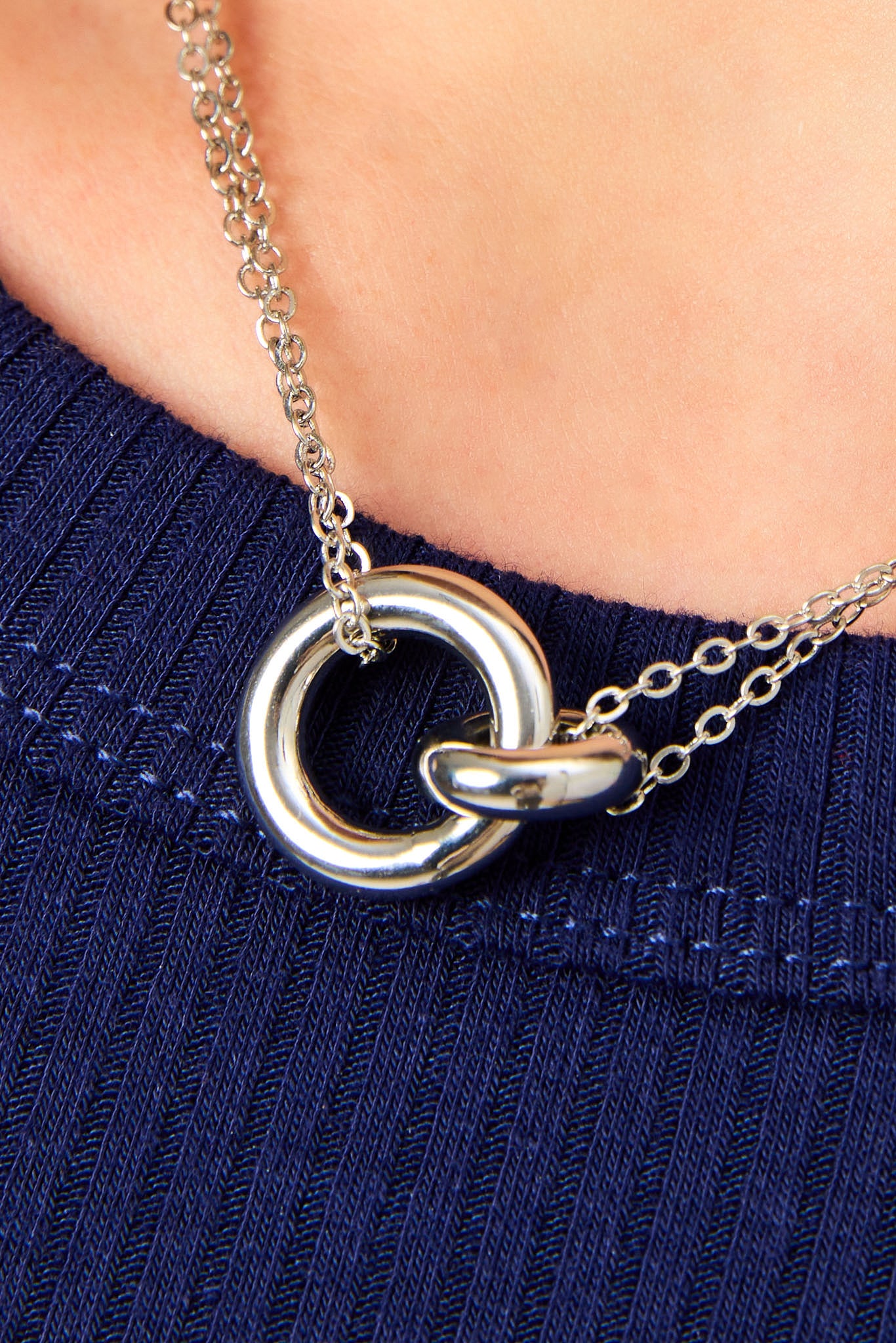 Collier à double chaîne à cercles entrelacés